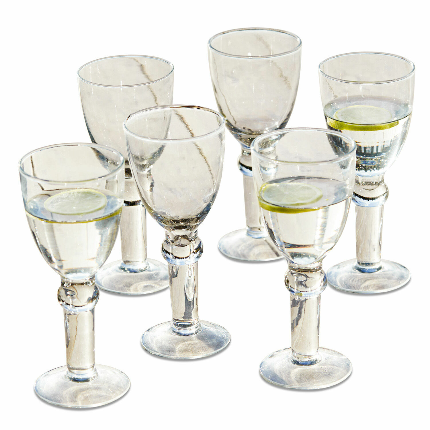 Lot de 6 verres à vin Devon Ensemble de six verres transparents à pied épais, remplis d'eau avec une tranche de citron