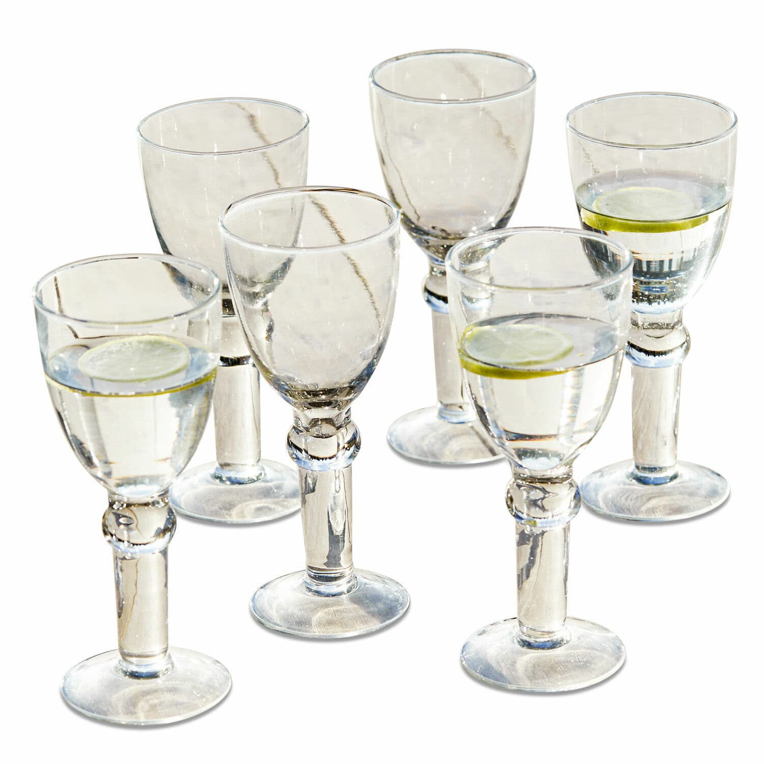 Lot de 6 verres à vin Devon Ensemble de six verres transparents à pied épais, remplis d'eau avec une tranche de citron