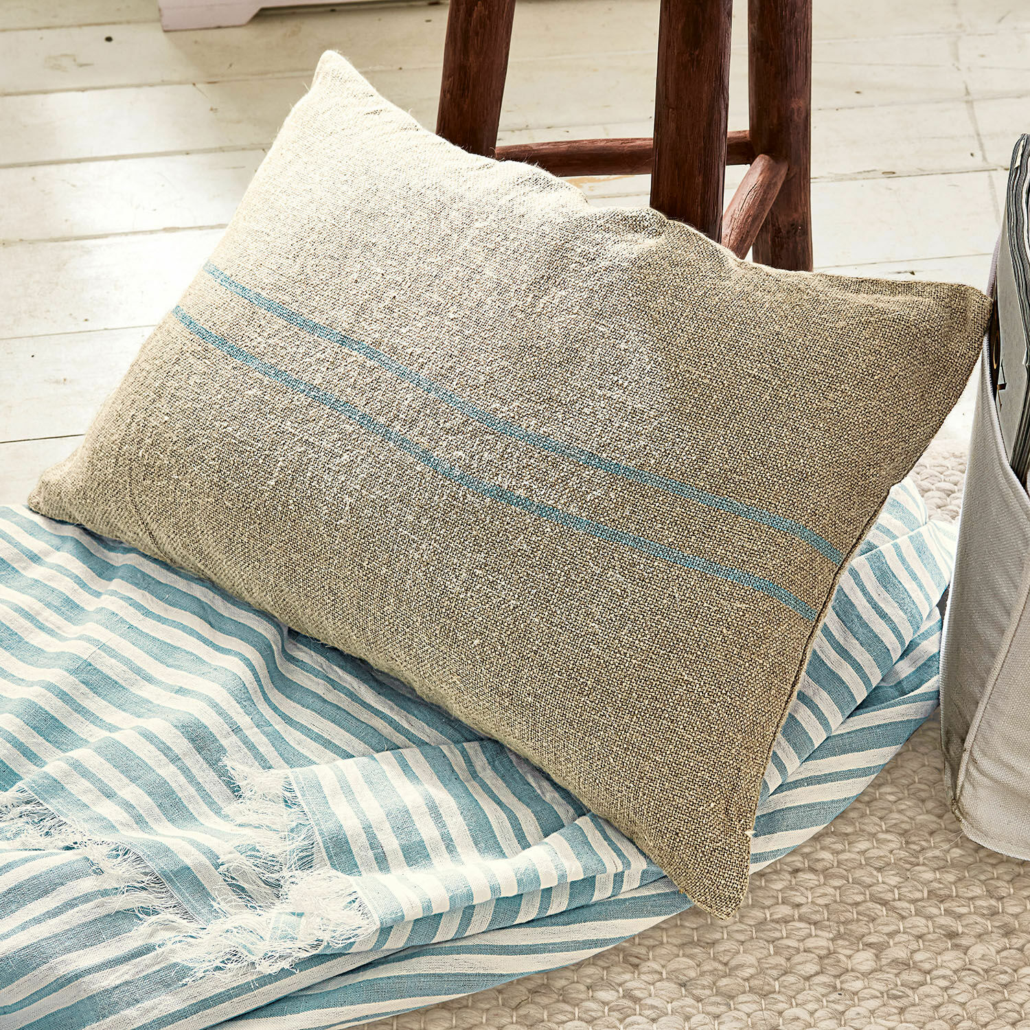Housse de coussin Arrentès Coussin beige en lin avec rayures bleues sur plaid rayé bleu et blanc, décoration intérieure cosy