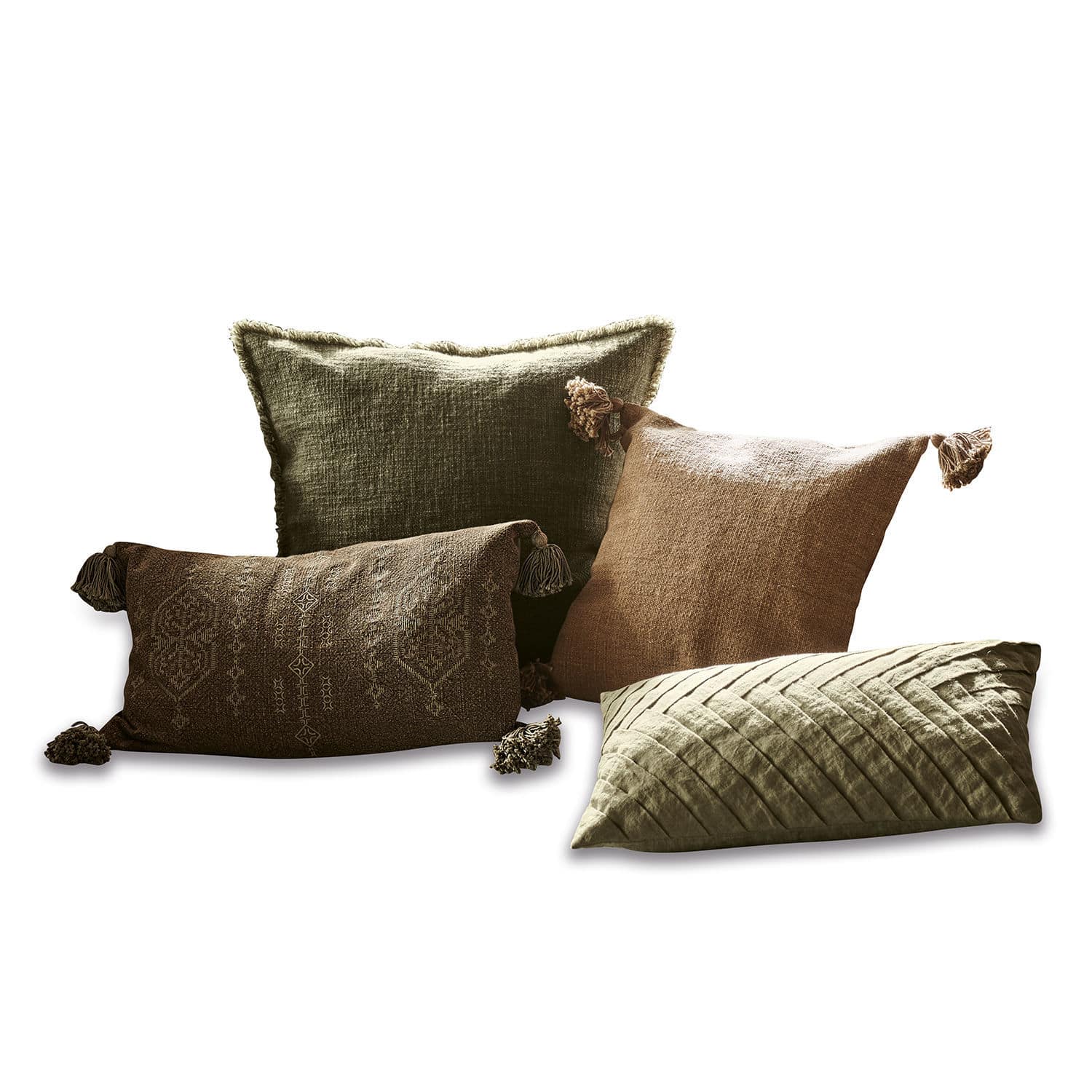 Lot de 4 housses de coussins Donagh Ensemble de quatre coussins décoratifs verts et bruns avec pompons et motifs, tissu texturé pour décoration intérieure