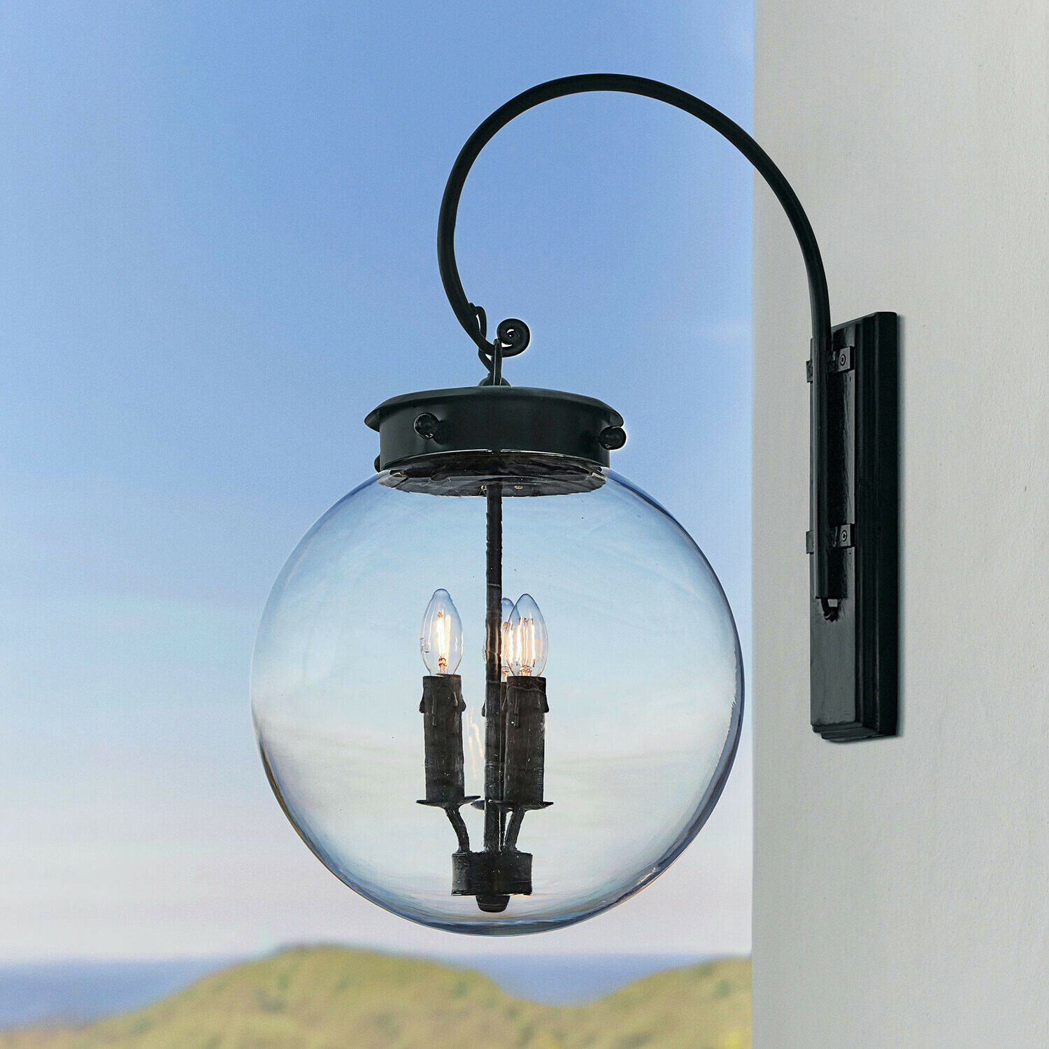Applique murale noire en métal avec globe en verre transparent et trois ampoules LED pour éclairage extérieur