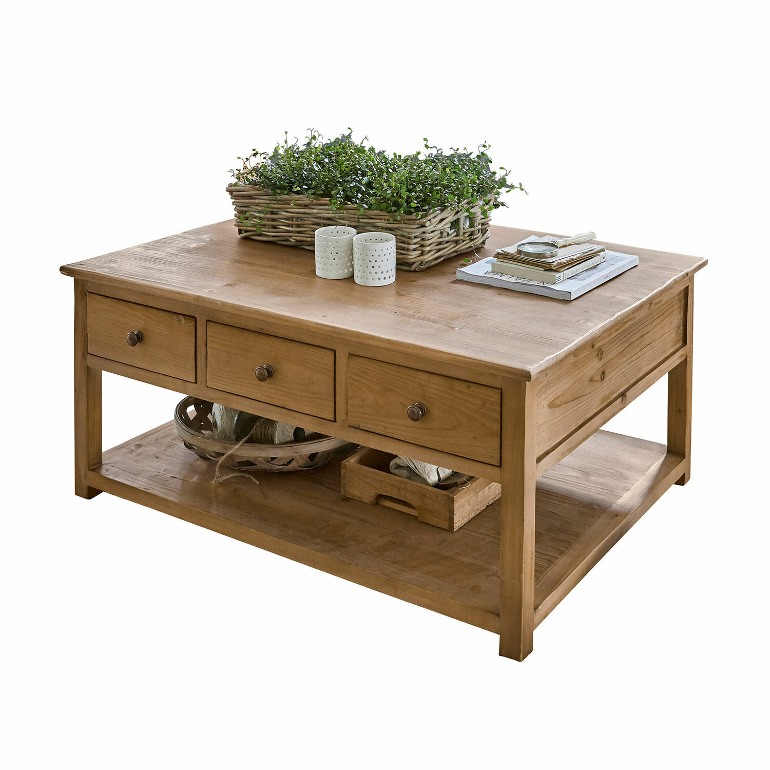 Table basse Etienne Table basse en bois naturel avec trois tiroirs et étagère inférieure, décorations végétales posées dessus