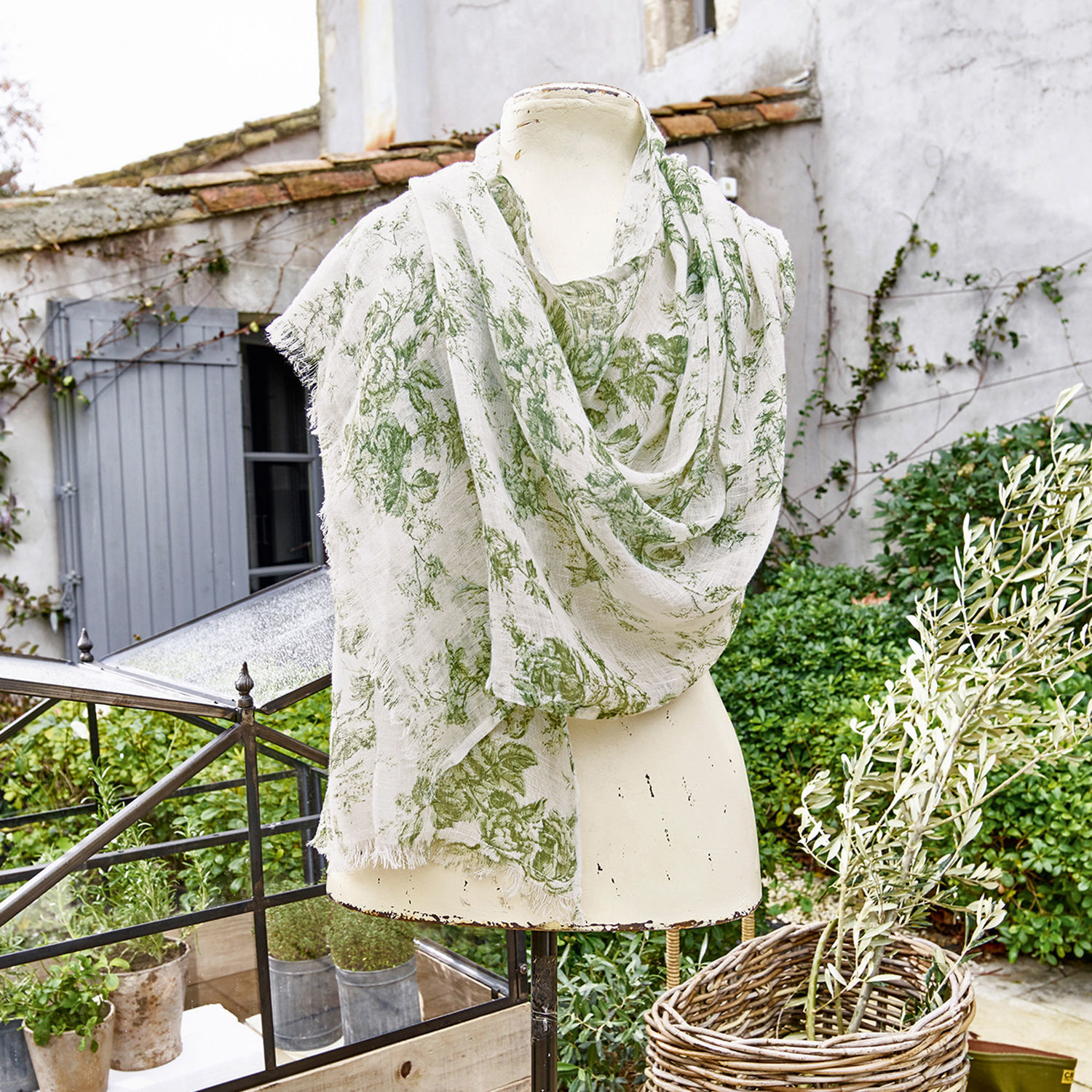 Étole Mercier Écharpe légère à motif floral vert sur fond blanc, tissu délicat, accessoire mode élégant