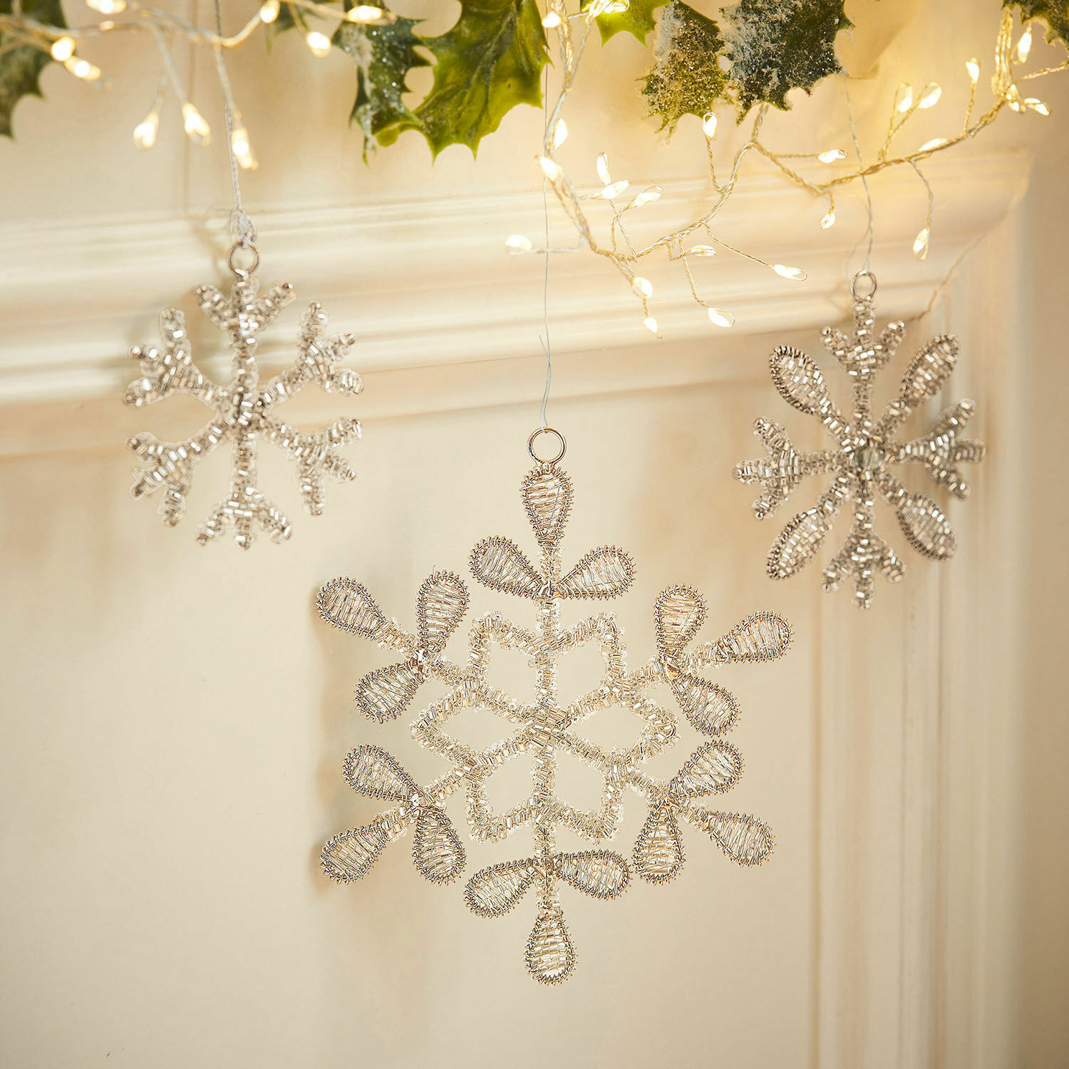 Lot de 3 décorations à suspendre Skadi Décorations de Noël en forme de flocons de neige en fil argenté pour décoration intérieure