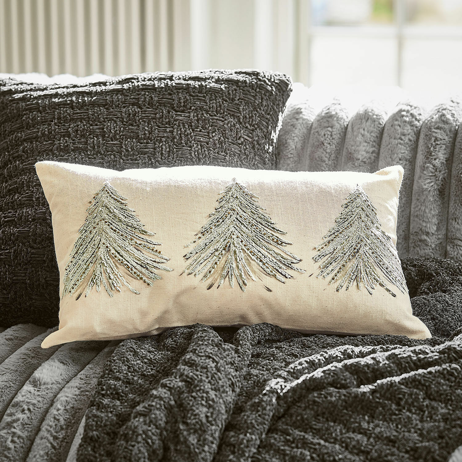 Housse de coussin Amandique Coussin beige décoratif avec broderies d'arbres argentés sur couverture et canapé gris foncé