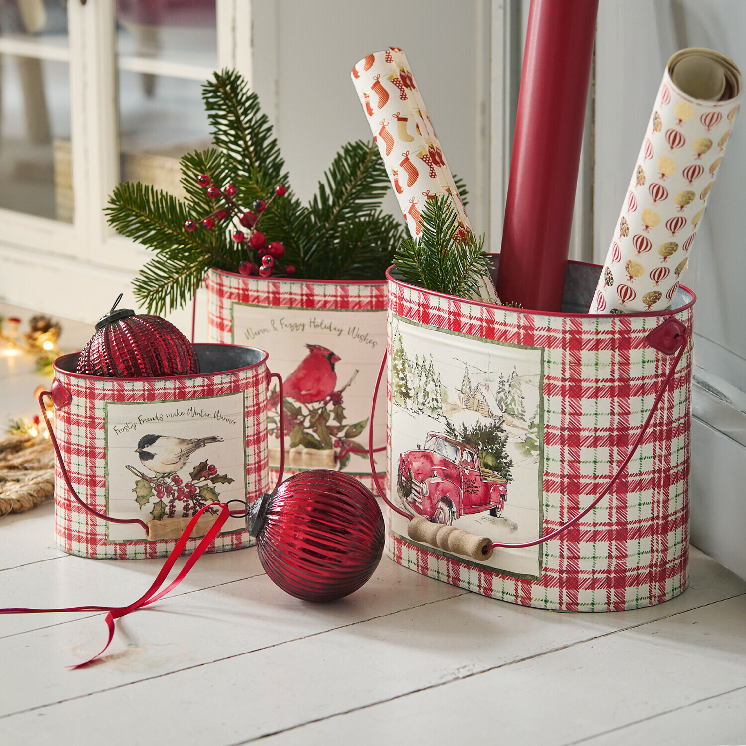 Lot de 3 cache-pots Fuzzy Ensemble de trois seaux en métal à carreaux rouges et blancs avec motifs de Noël et branches vertes décoratives