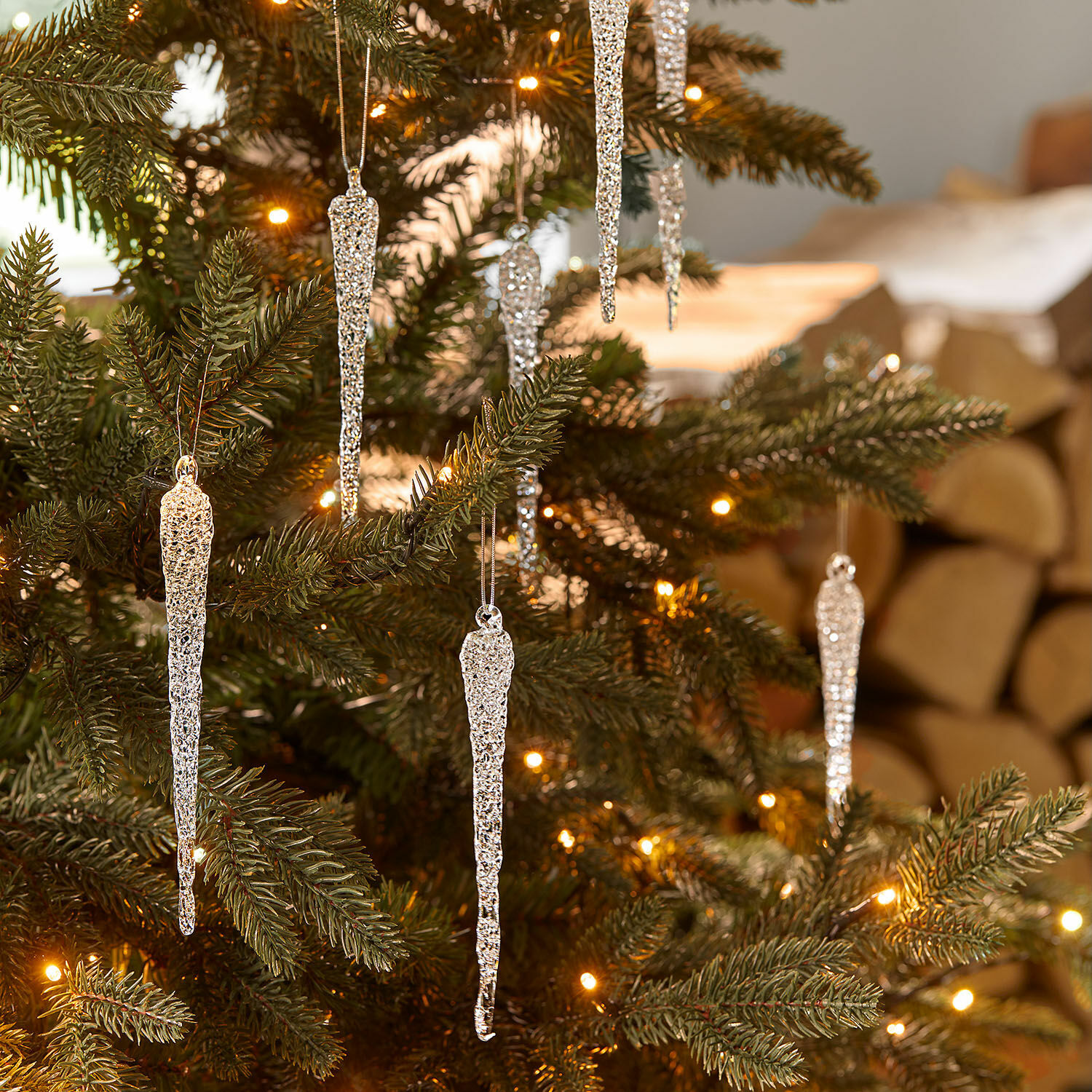 Lot de 12 stalactites en verre Salvique Décorations argentées en forme de glaçons suspendues à un sapin vert avec lumières chaudes de Noël