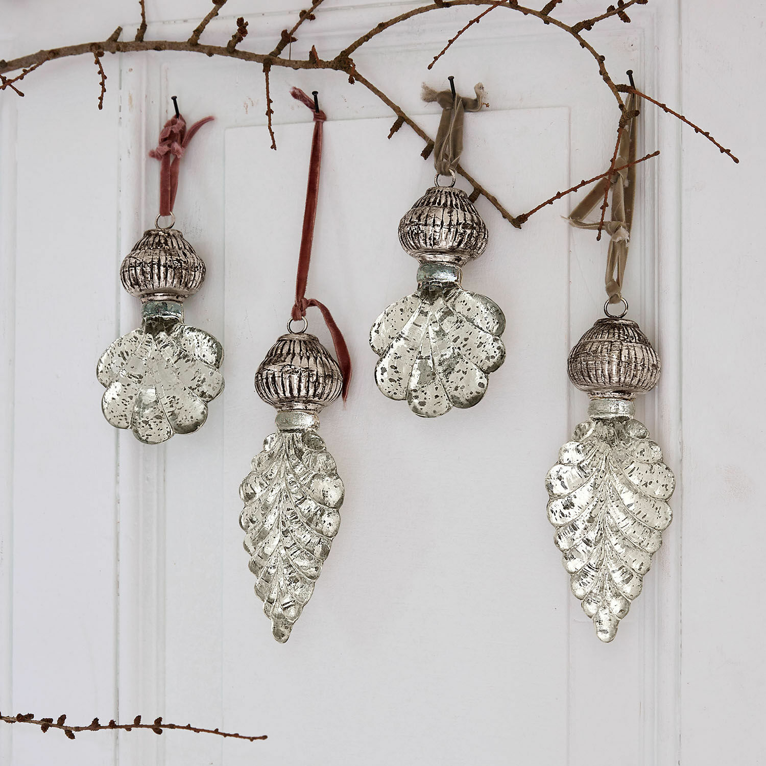 Lot de 4 décorations à suspendre Géraudet Ensemble de quatre décorations suspendues en verre transparent avec éléments métalliques et rubans colorés