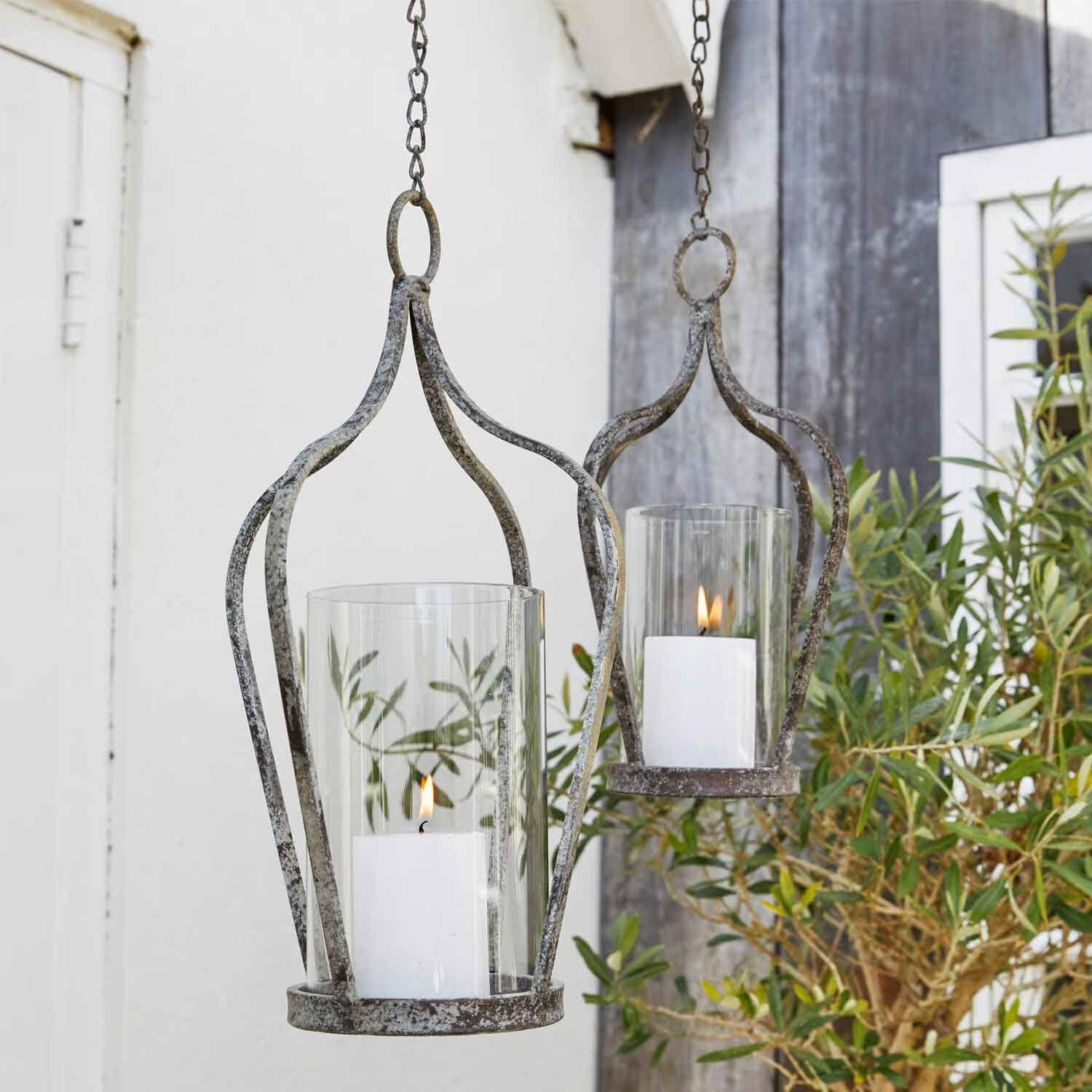 Lanterne suspendue en métal vieilli avec bougies blanches et verre protecteur pour décoration extérieure