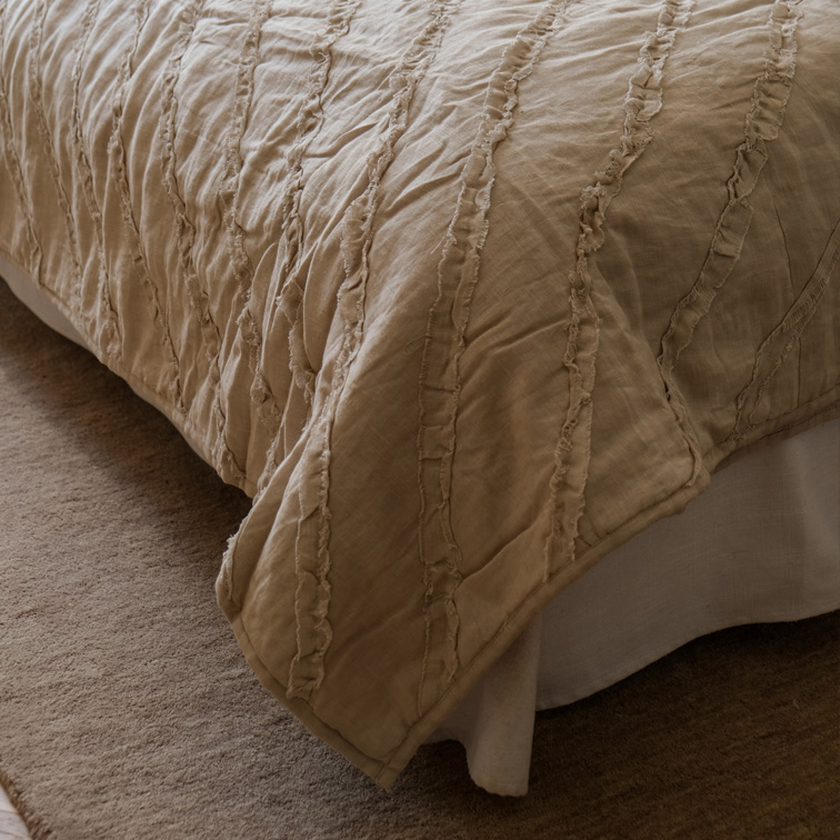 Jeté de lit beige avec coutures décoratives, tissu doux, linge de lit élégant pour chambre