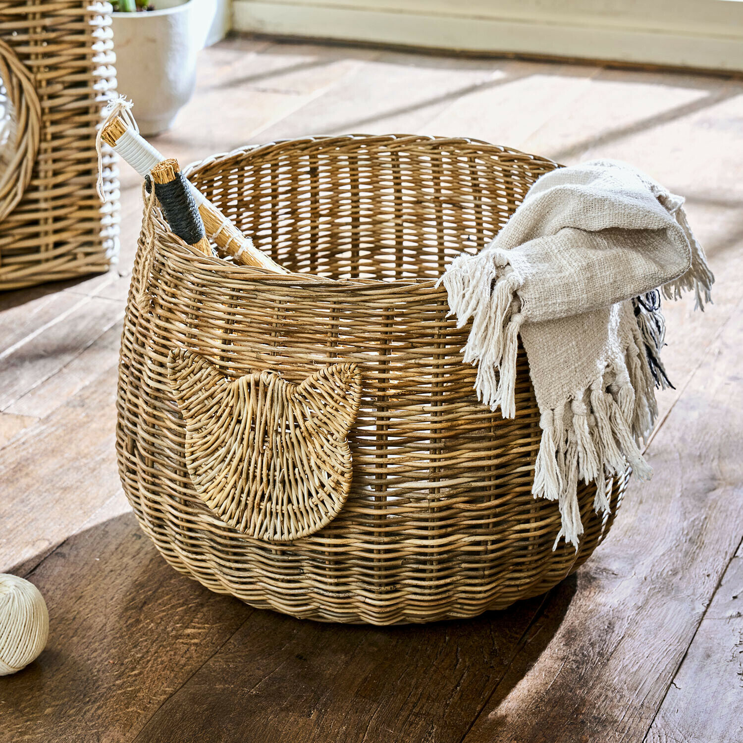 Panier Miezzi Panier rond en rotin naturel avec décoration tête de chat et plaid beige à l'intérieur