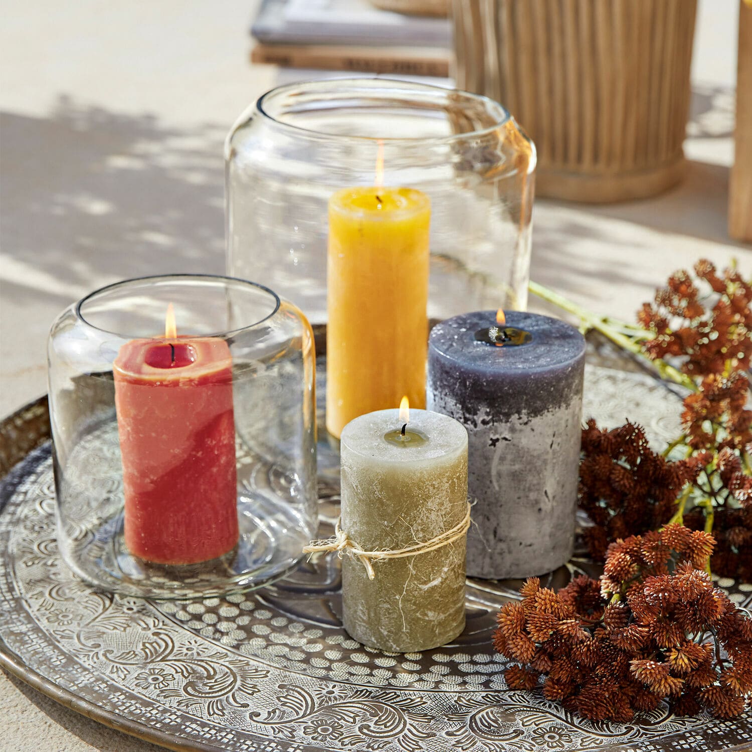 Ensemble de quatre bougies colorées sur un plateau en métal décoratif pour décoration intérieure