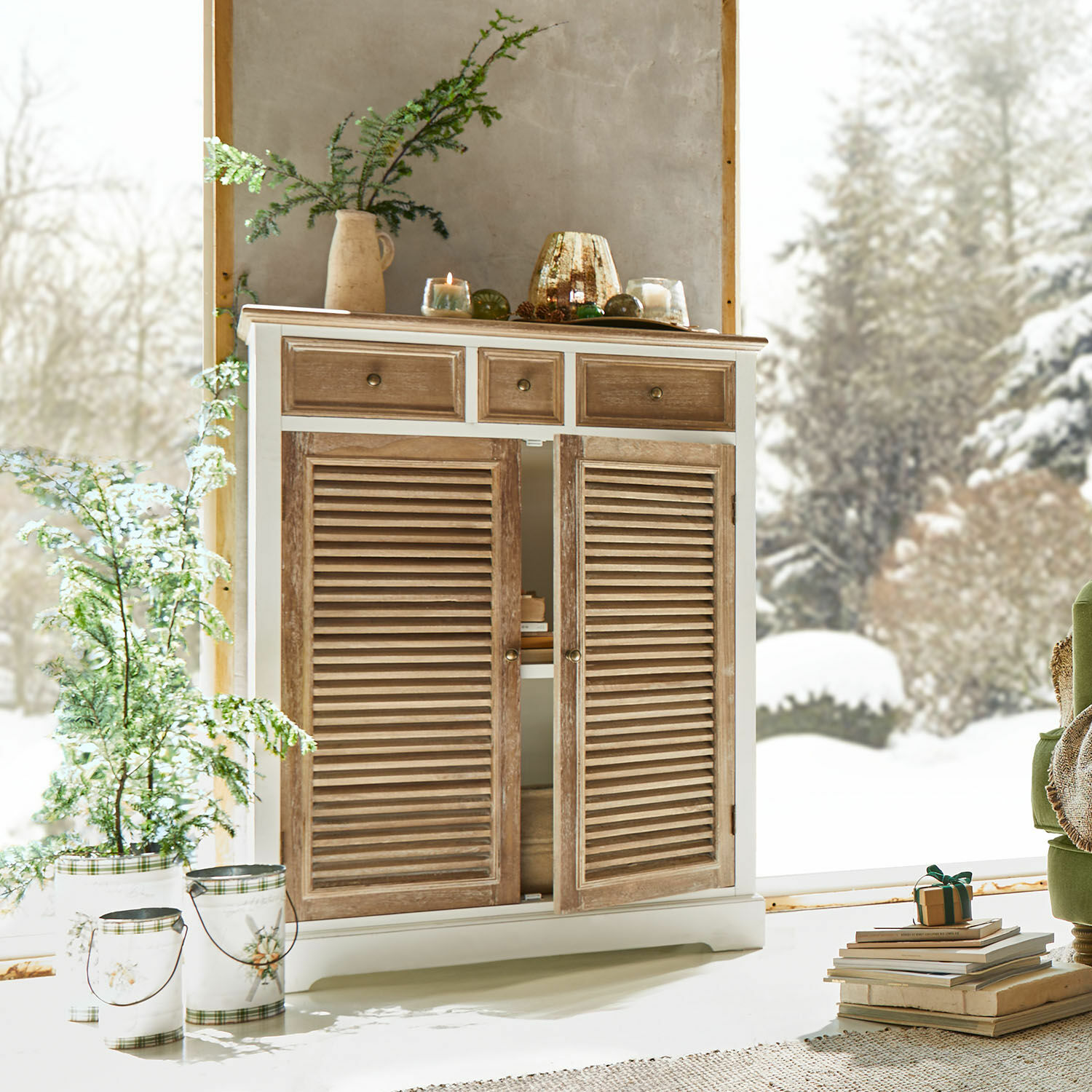 Commode Lourmante Commode en bois naturel et blanc avec portes à persiennes et trois tiroirs pour rangement