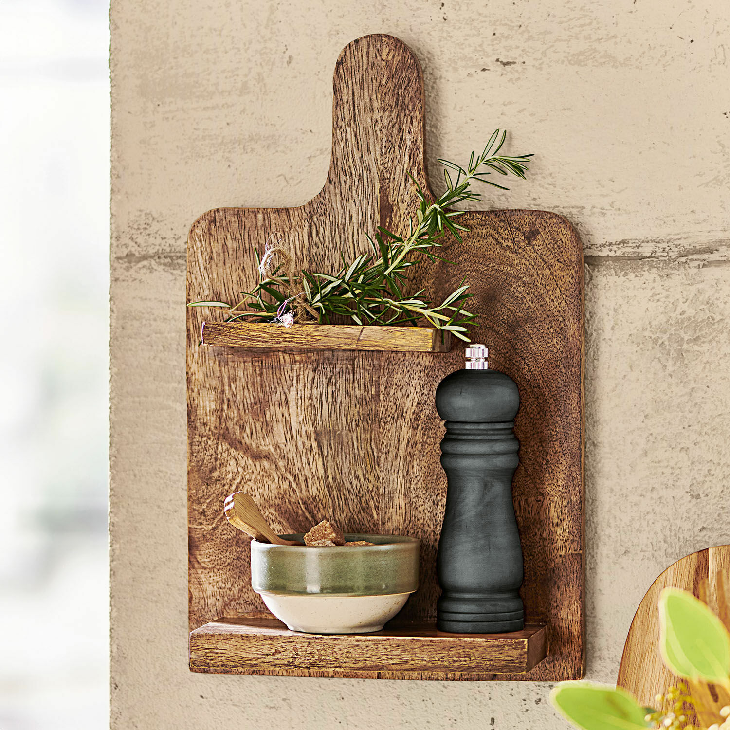 Étagère murale Novillard Planche à découper en bois avec étagères, branches vertes et moulin à poivre noir, décoration cuisine