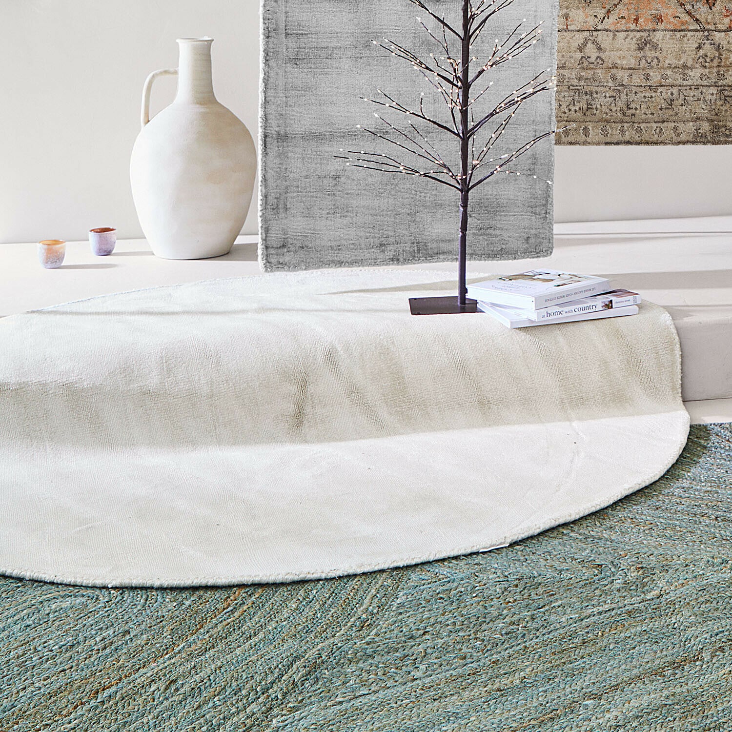 Tapis Mariselle Tapis rond blanc en tissu doux sur tapis vert, décoration intérieure moderne et élégante