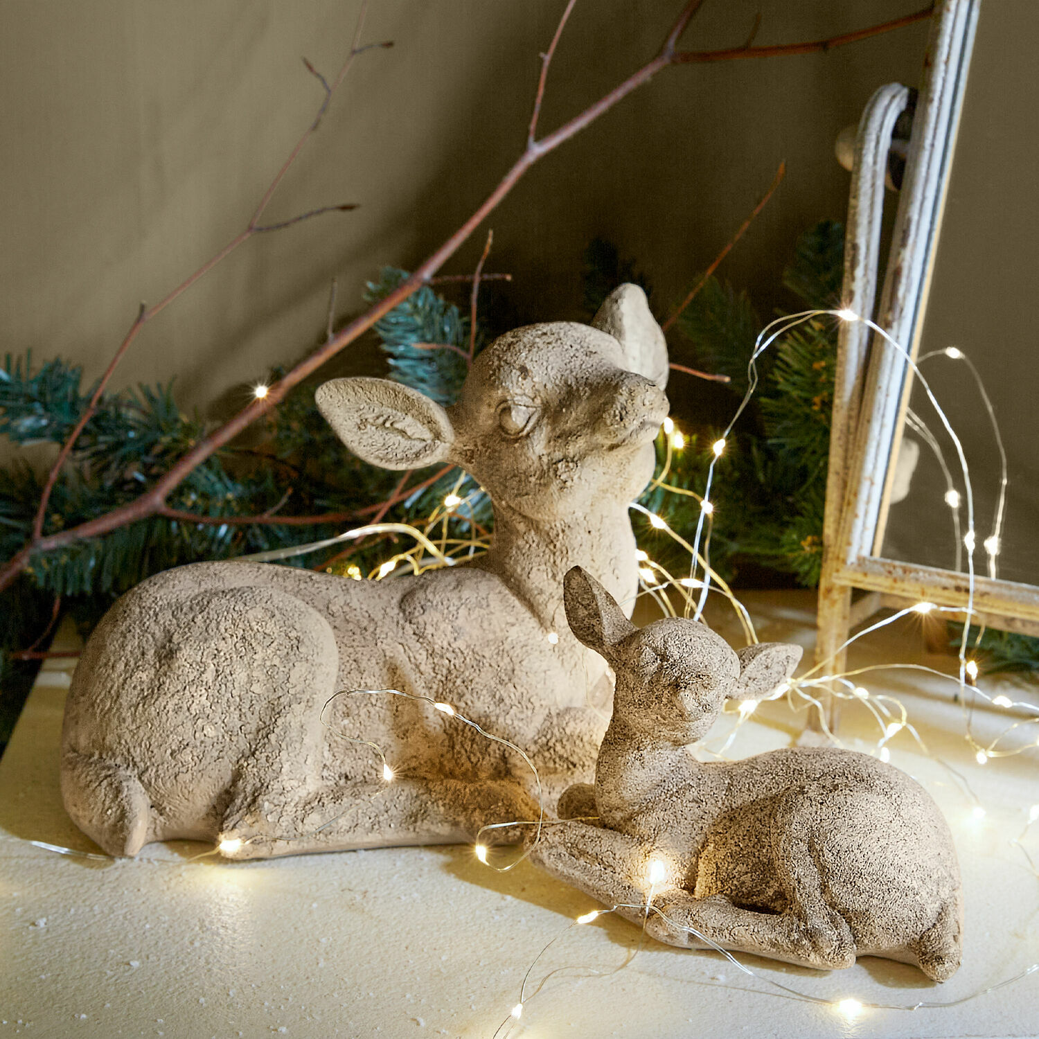 Biche et faon Thaloria Figurines décoratives de faons en pierre beige avec éclairage LED délicat pour décoration intérieure