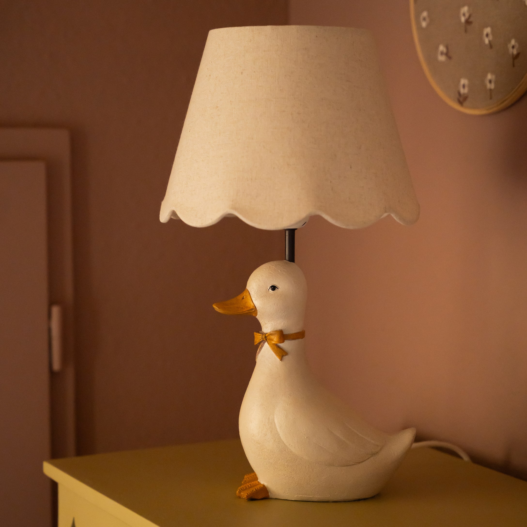 Lampe de table en forme de canard blanc avec abat-jour beige et nœud orange décoratif