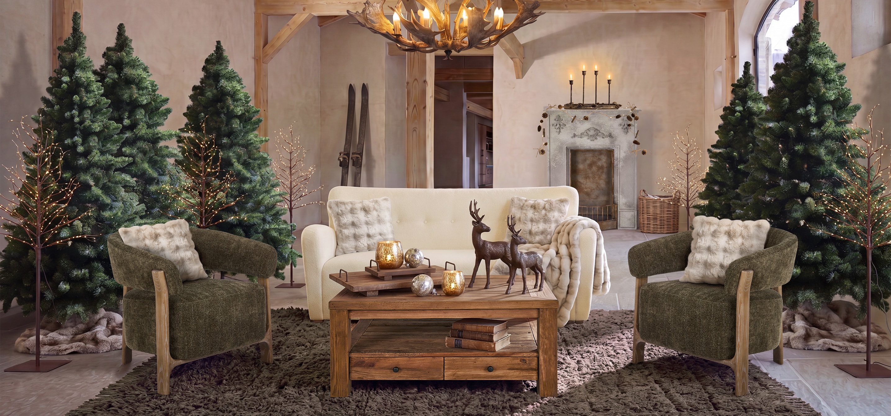 Salon chaleureux avec canapé crème, fauteuils verts et table basse en bois sur tapis épais