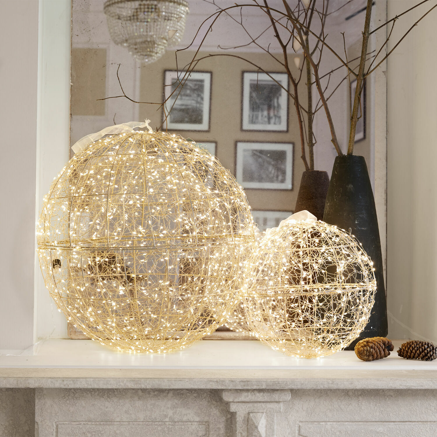 Lot de 2 boules LED Ambertin Deux boules décoratives en fil métallique doré avec lumières LED, parfaites pour une ambiance festive intérieure.
