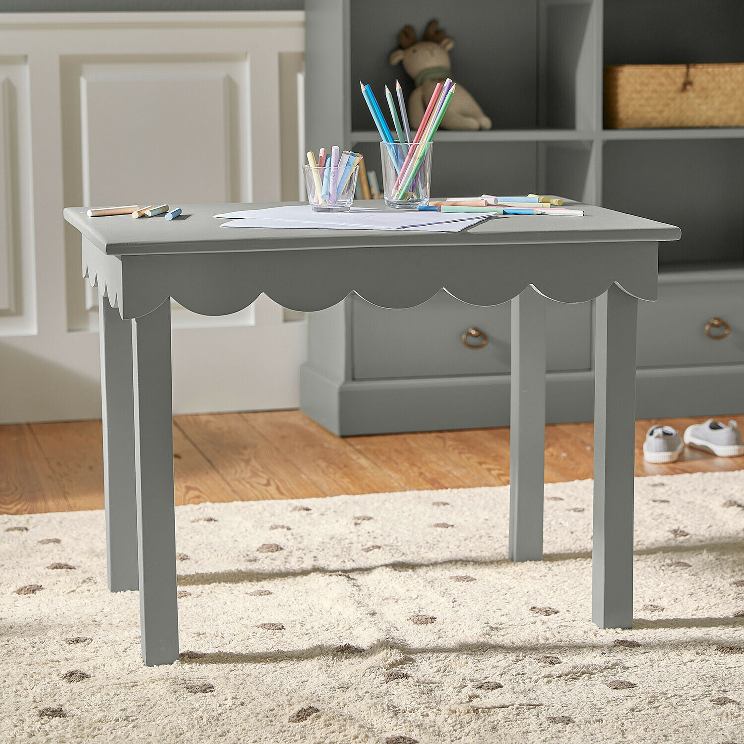 Table pour enfant Poussinou Table en bois verte pour enfants avec bord ondulé et crayons de couleur sur le dessus pour dessiner