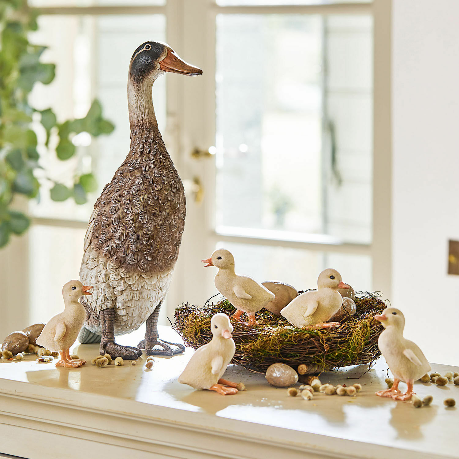 Lot de 5 canetons et un canard Levevre Figurine décorative de canard brun avec cinq canetons autour d'un nid avec des œufs décoratifs