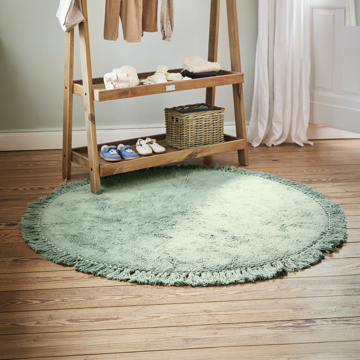 Tapis Ivalex Tapis rond vert doux avec franges sur parquet en bois dans une chambre d'enfant