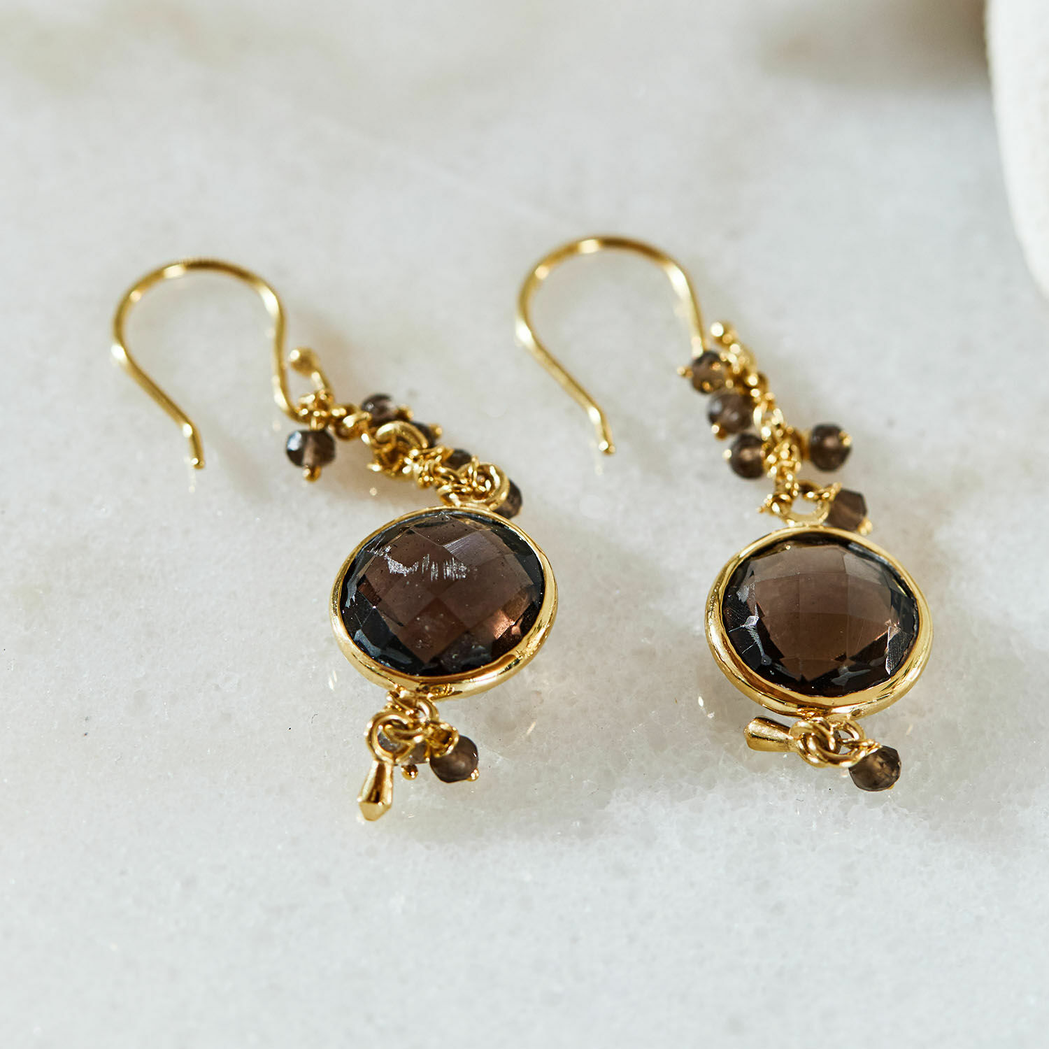 Boucles d'oreilles Brixal Boucles d'oreilles dorées avec pierres brunes facettées et petites perles sur crochets