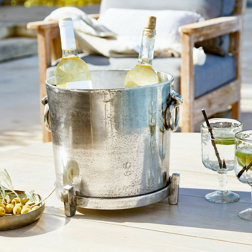 Seau à glace en métal argenté avec poignées, parfait pour rafraîchir les bouteilles de vin en terrasse