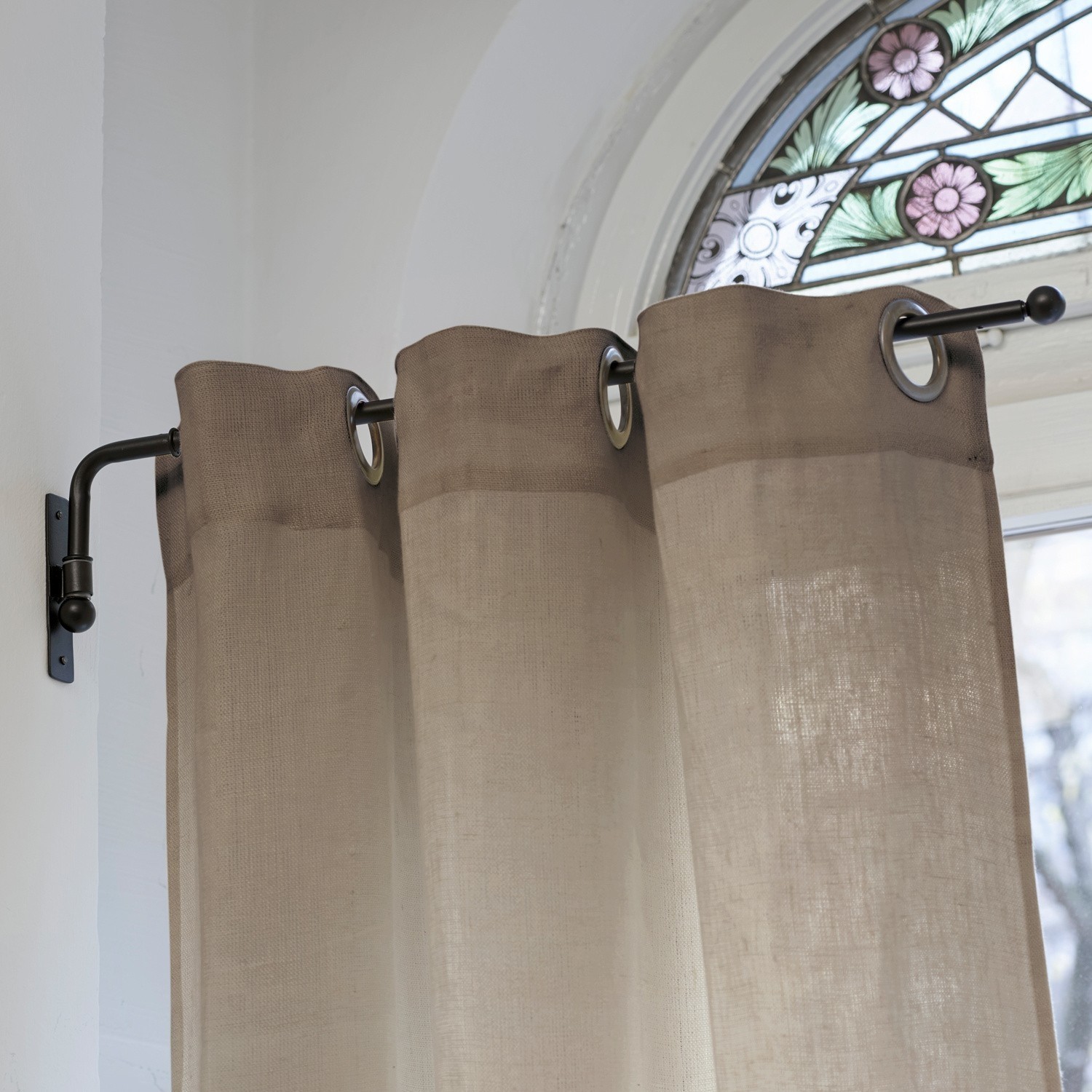 Tringle à rideaux Epping Rideau beige en lin avec œillets ronds sur tringle métallique pour salon lumineux