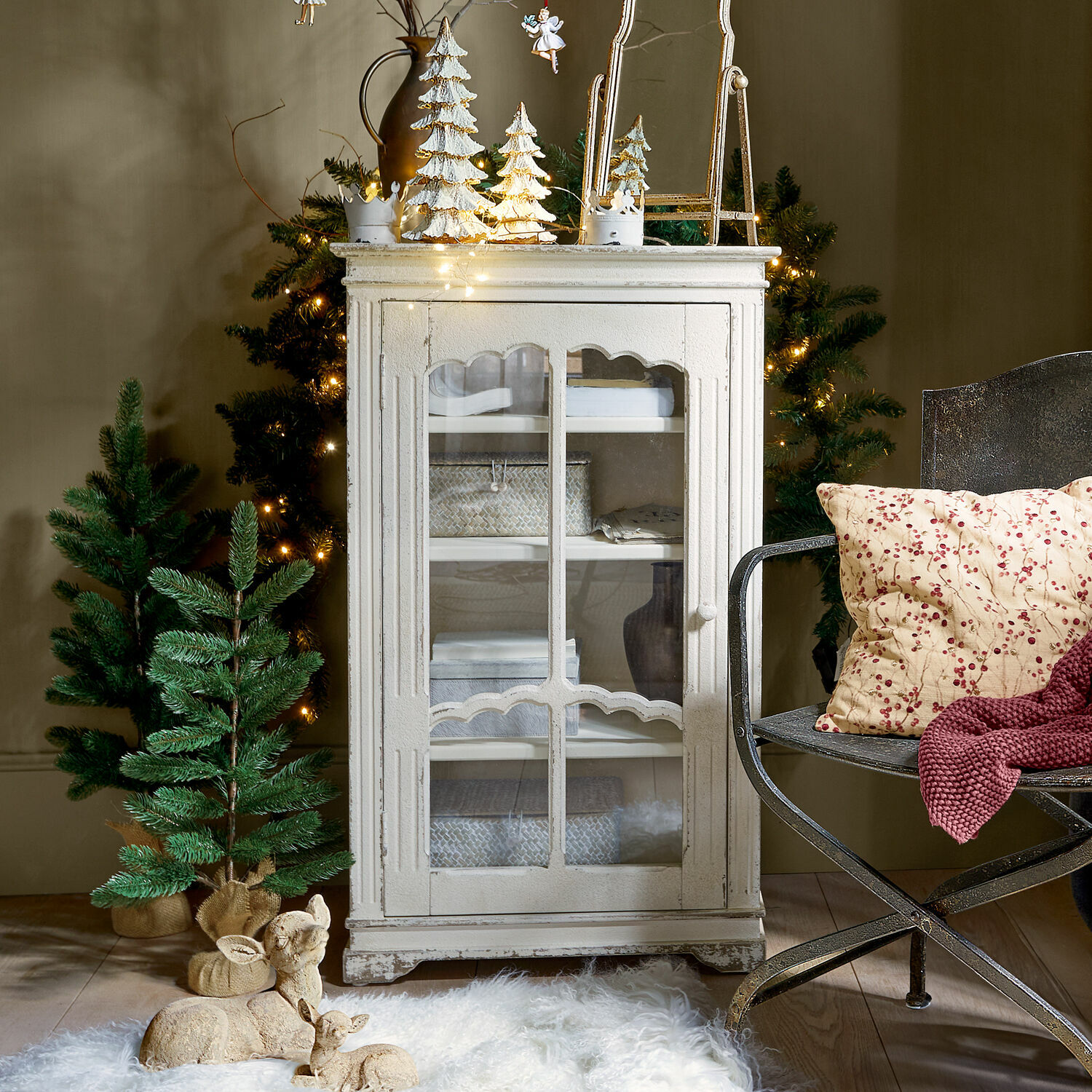 Armoire Querisette Armoire blanche en bois avec porte vitrée style vintage, décorations de Noël et sapins verts