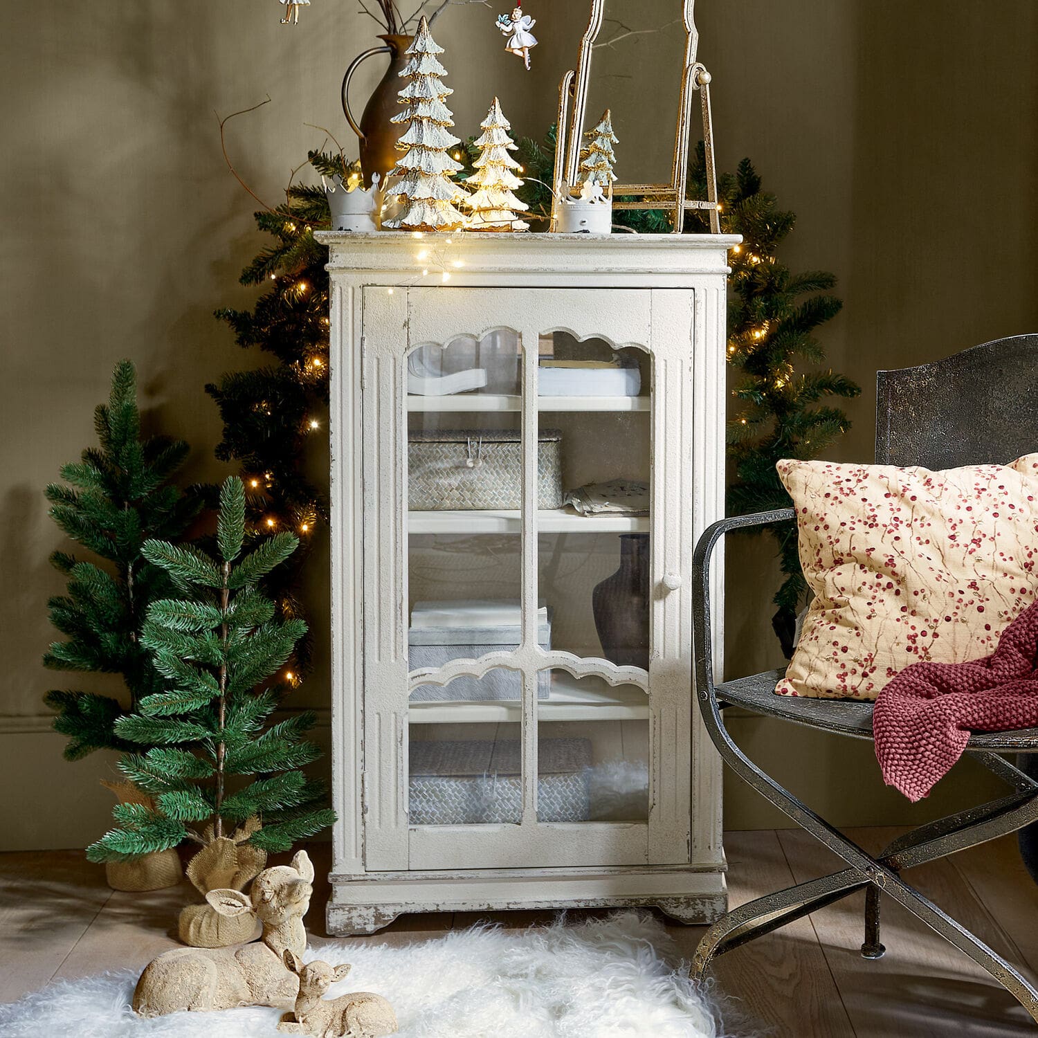 Armoire Querisette Armoire blanche en bois avec porte vitrée style vintage, décorations de Noël et sapins verts