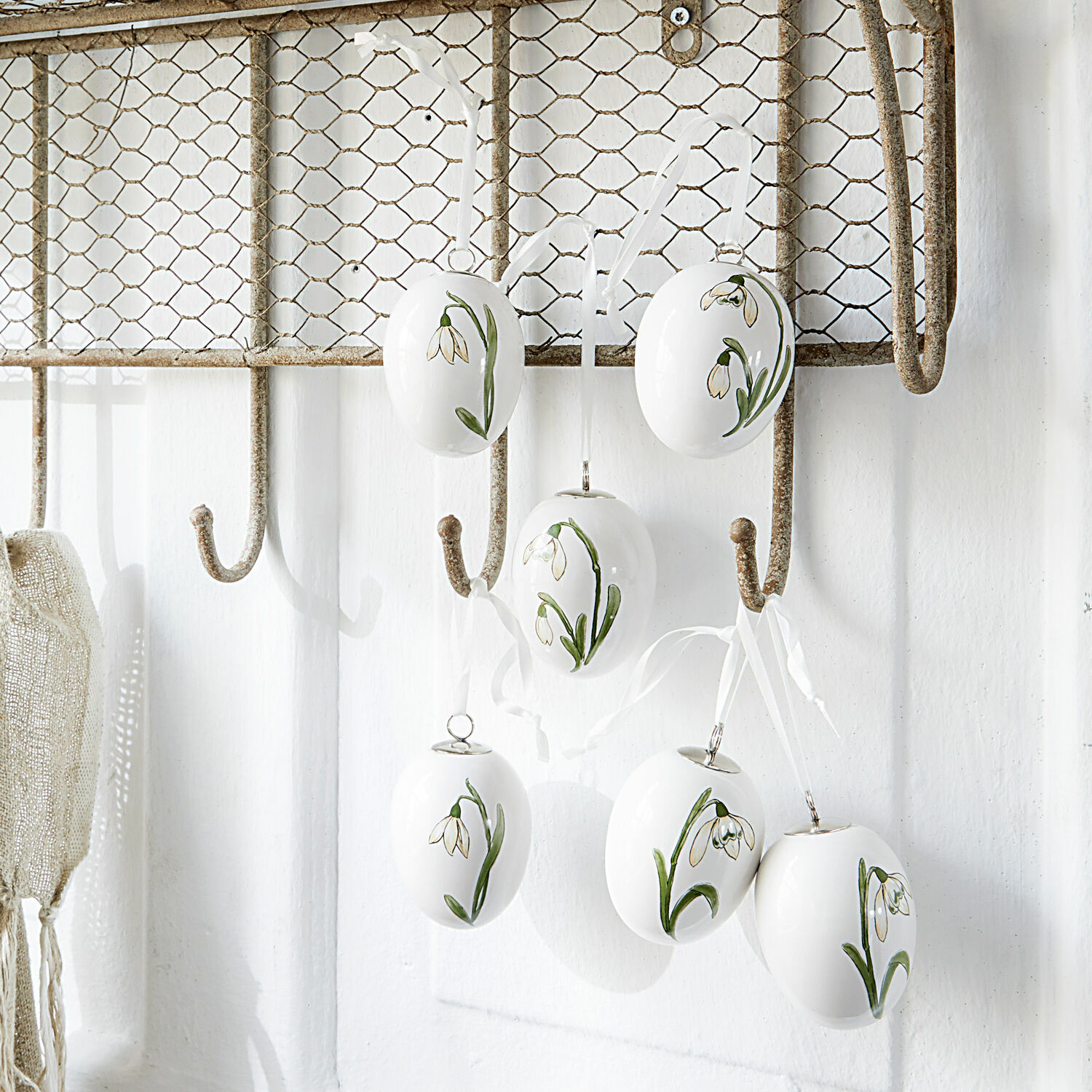Lot de 6 œufs de Pâques Willmare Œufs en céramique blanche avec fleurs vertes suspendus à un porte-manteau en métal, décoration printanière