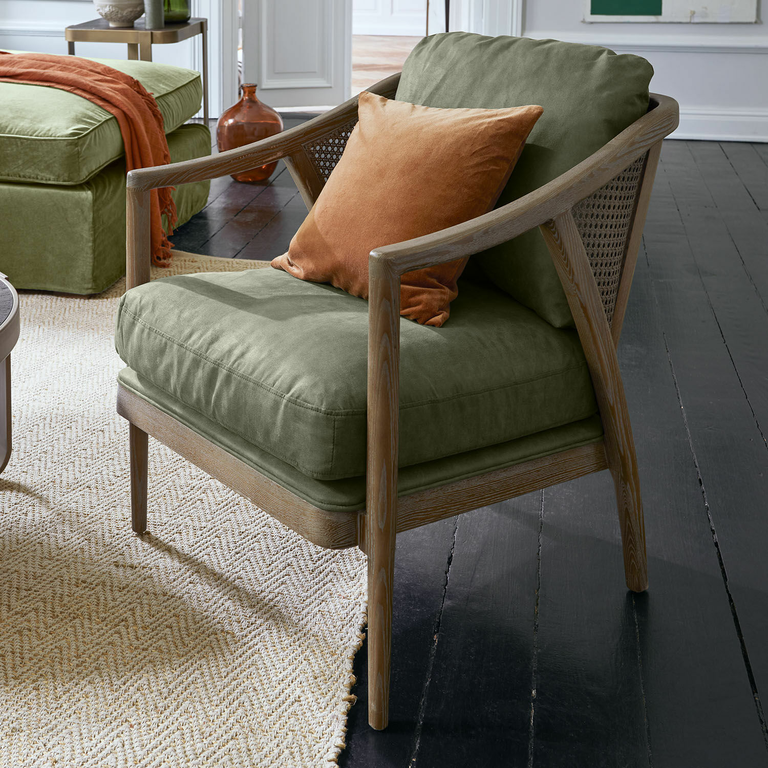 Fauteuil Monterina Fauteuil en bois avec coussin vert et coussin décoratif orange, meuble moderne pour salon confortable