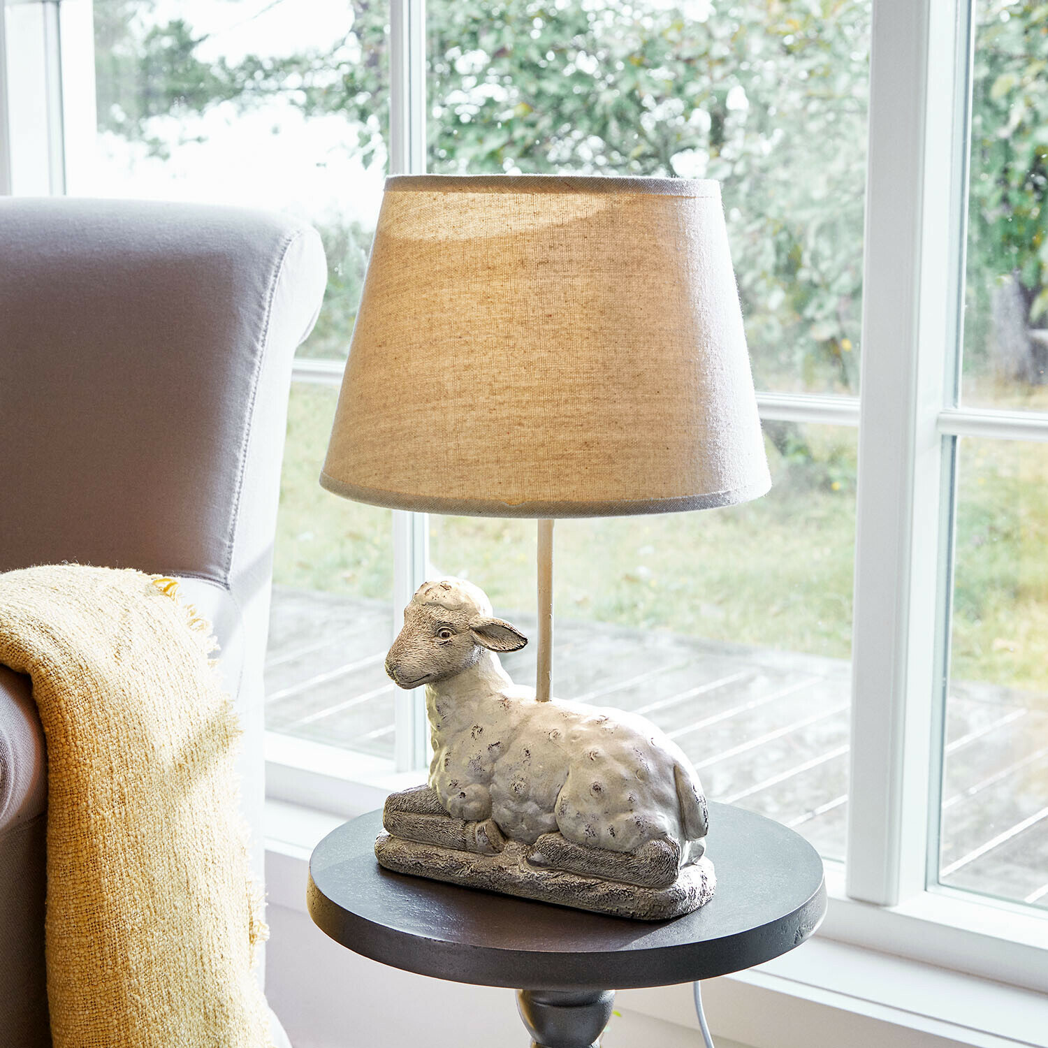 Lampe à poser Séverac Lampe de table avec abat-jour beige et base en forme de mouton en pierre décorative