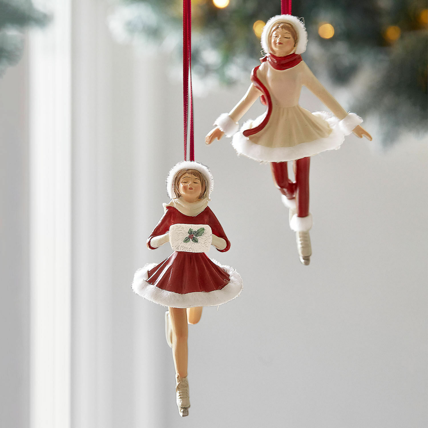 Lot de 2 décorations à suspendre Sylphelle Décorations de Noël suspendues avec patineurs en tenues rouges et crème bordées de fausse fourrure