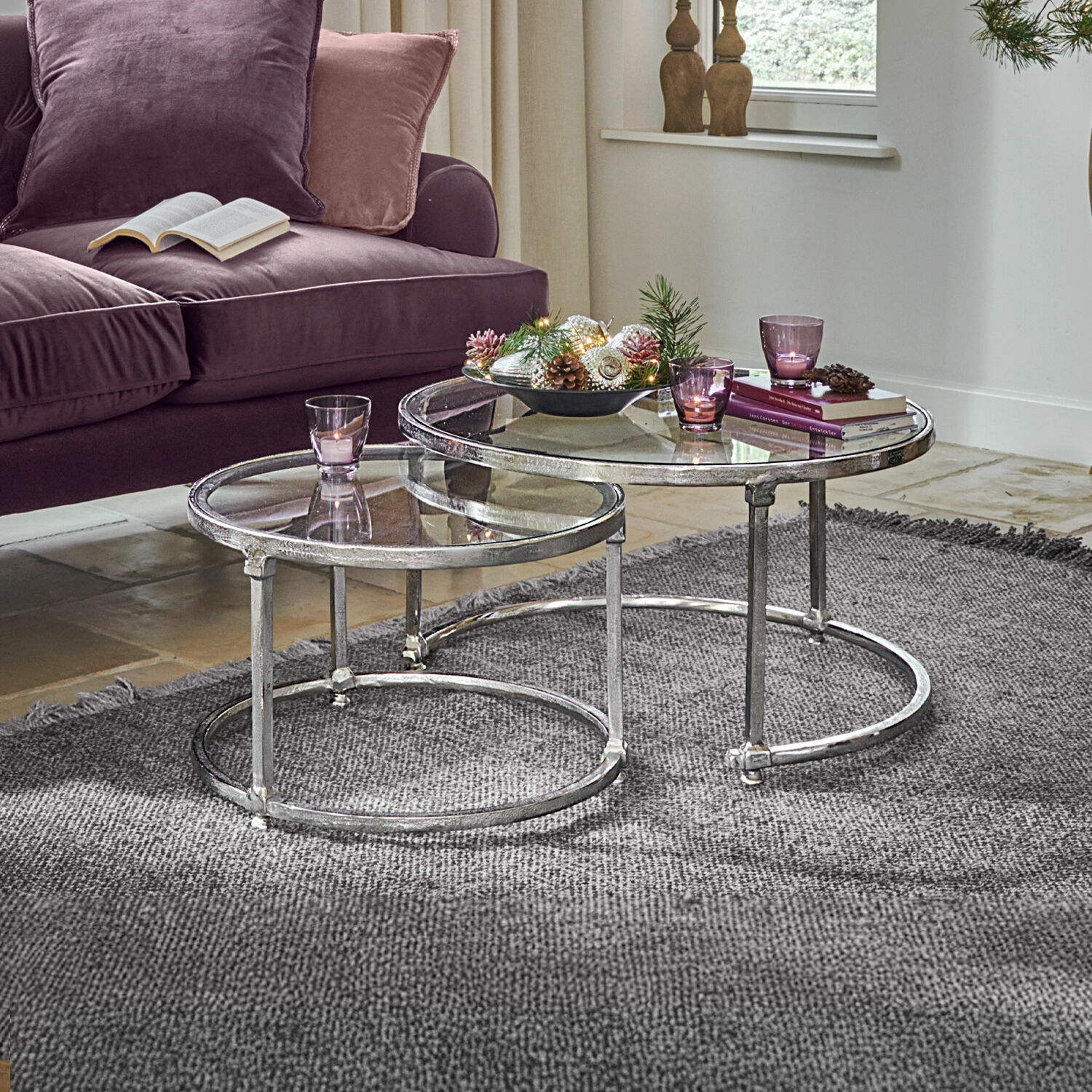 Lot de 2 tables basses Kabala Ensemble de deux tables basses rondes avec cadre en métal et plateau en verre sur tapis gris