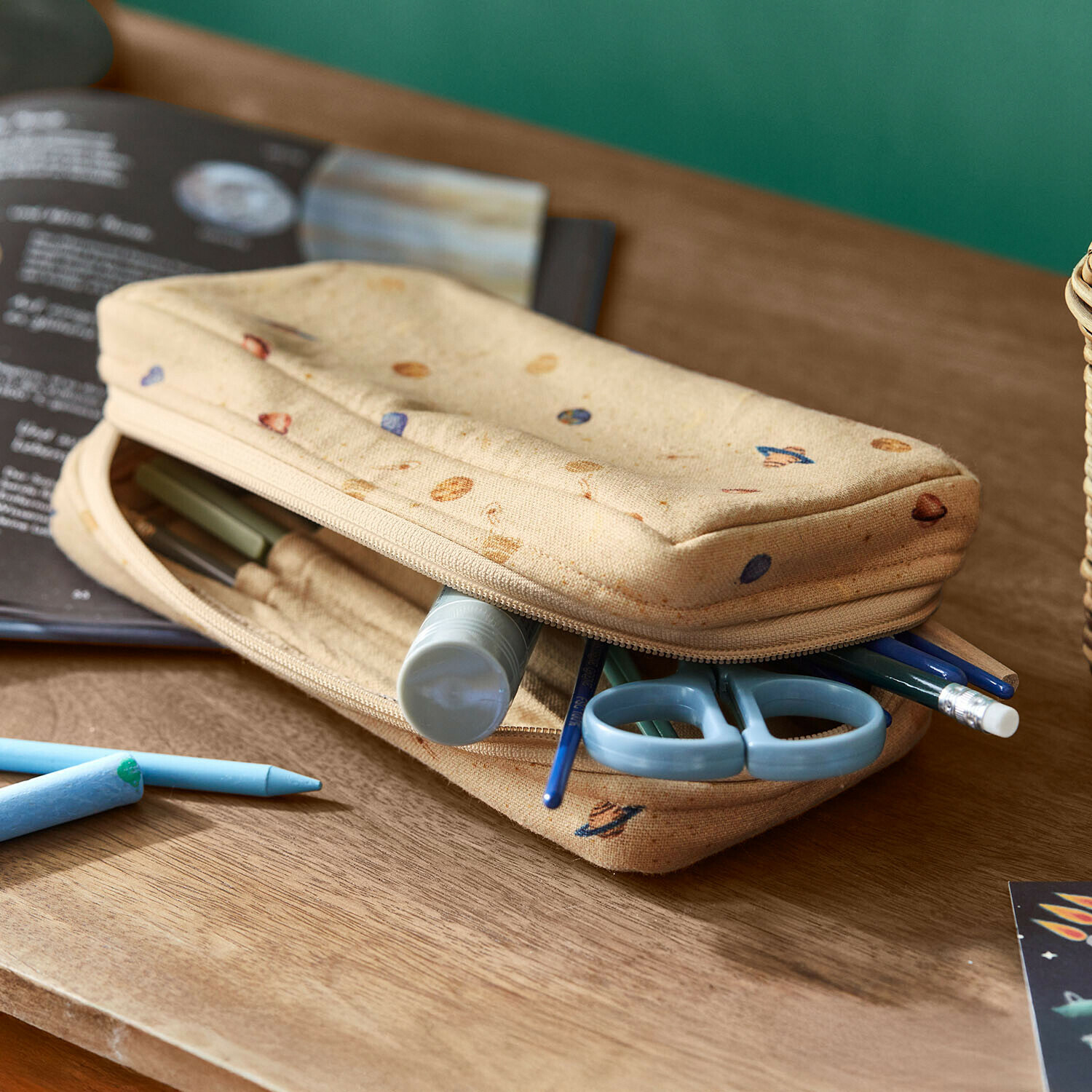 Trousse à stylos Xeltra Trousse beige en tissu avec motif planètes, ciseaux bleus et fournitures scolaires sur bureau en bois