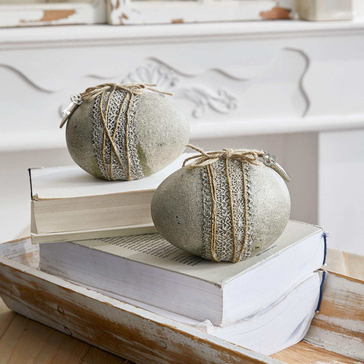 Lot de 2 œufs de Pâques Réjane Œufs décoratifs en béton gris avec dentelle et corde posés sur des livres blancs