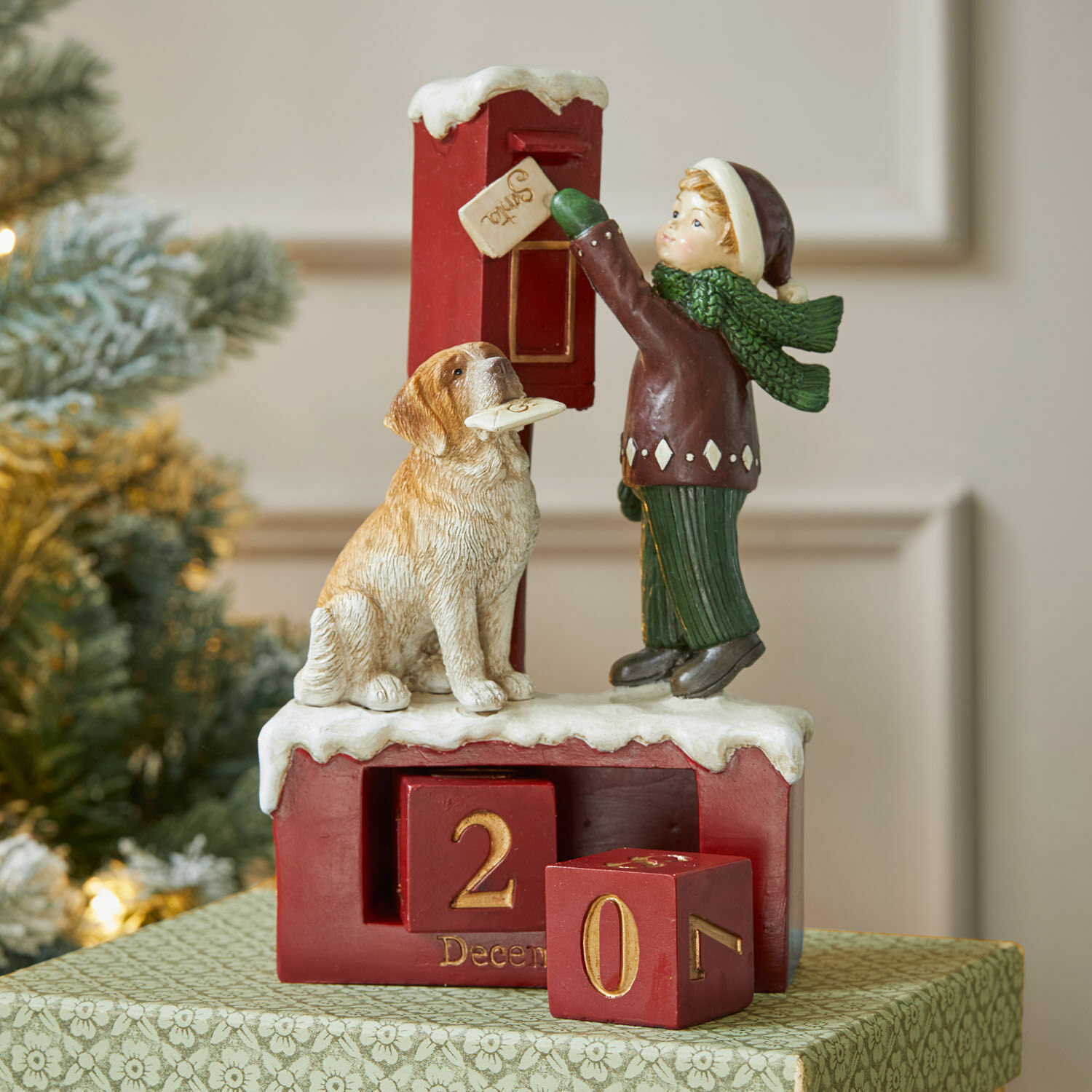 Calendrier Norrholm Calendrier de l'Avent rouge avec figurines d'enfant et chien sur base enneigée, décoration de Noël