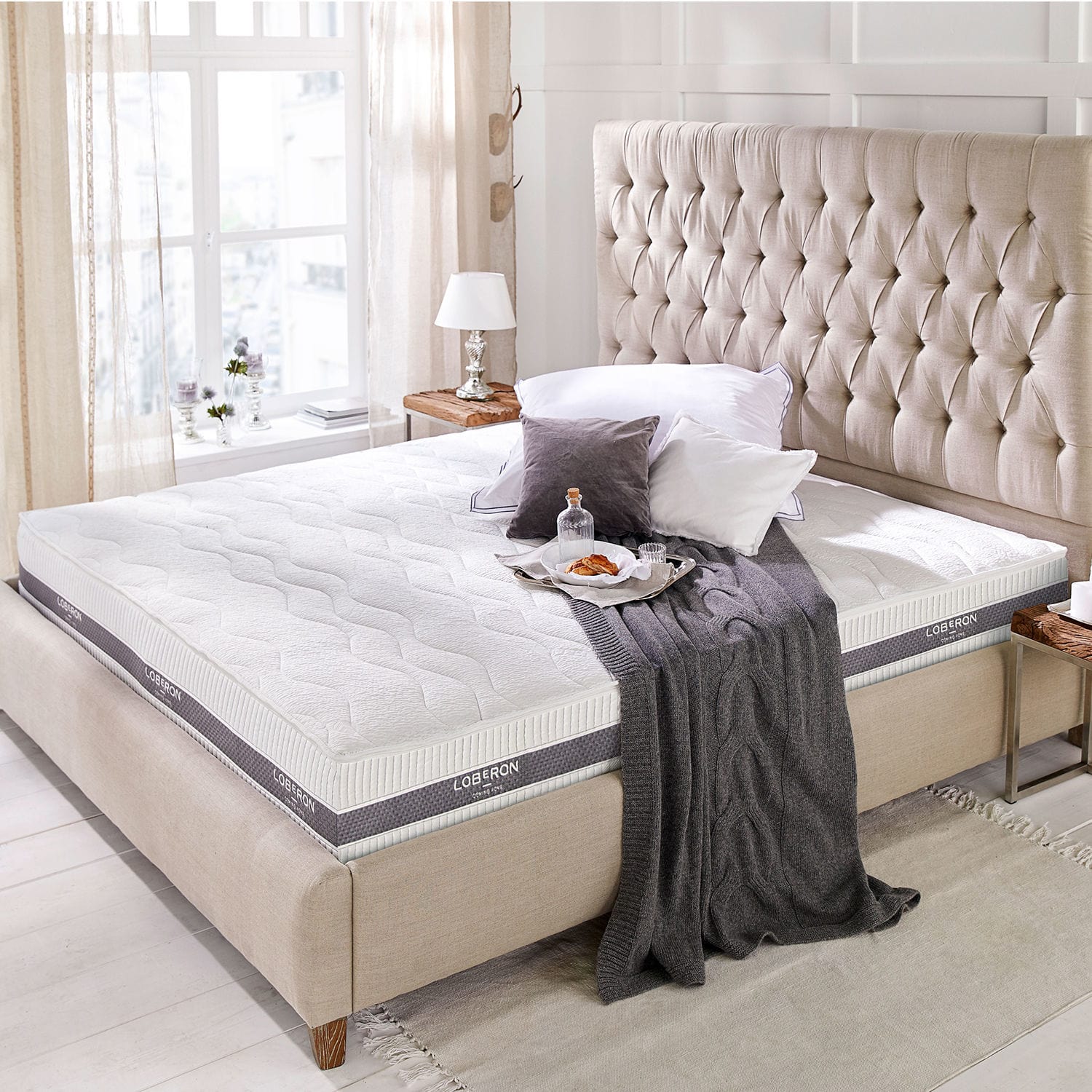 Matelas 180 x 200 Turim Matelas en mousse blanc moderne sur lit beige avec tête de lit capitonnée et couverture grise