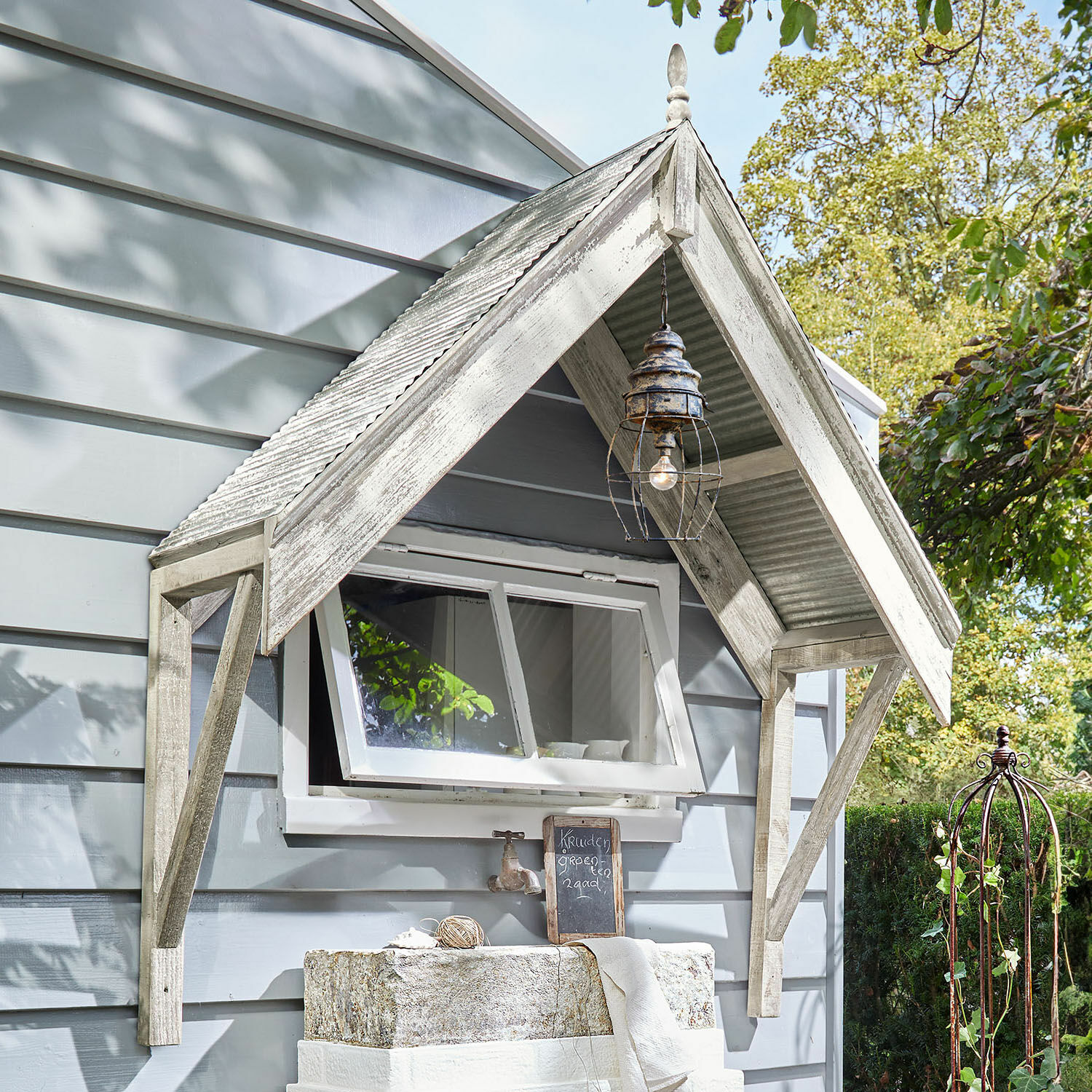 Auvent Xélanique Auvent en bois blanc style rustique au-dessus d'une fenêtre avec lampe et robinet de jardin