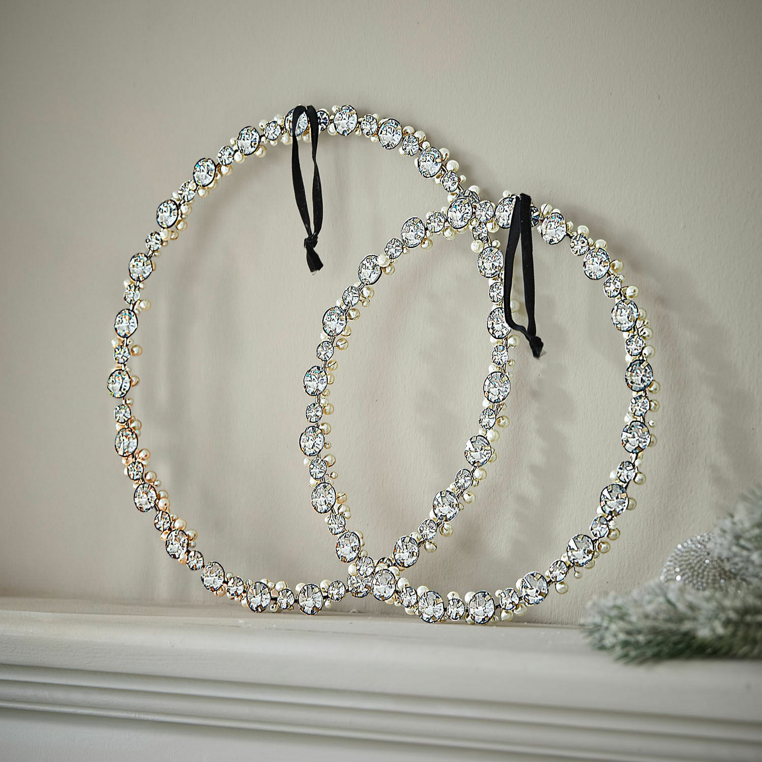 Lot de 2 couronnes Lioraith Deux couronnes décoratives rondes ornées de cristaux et perles avec ruban noir pour suspendre