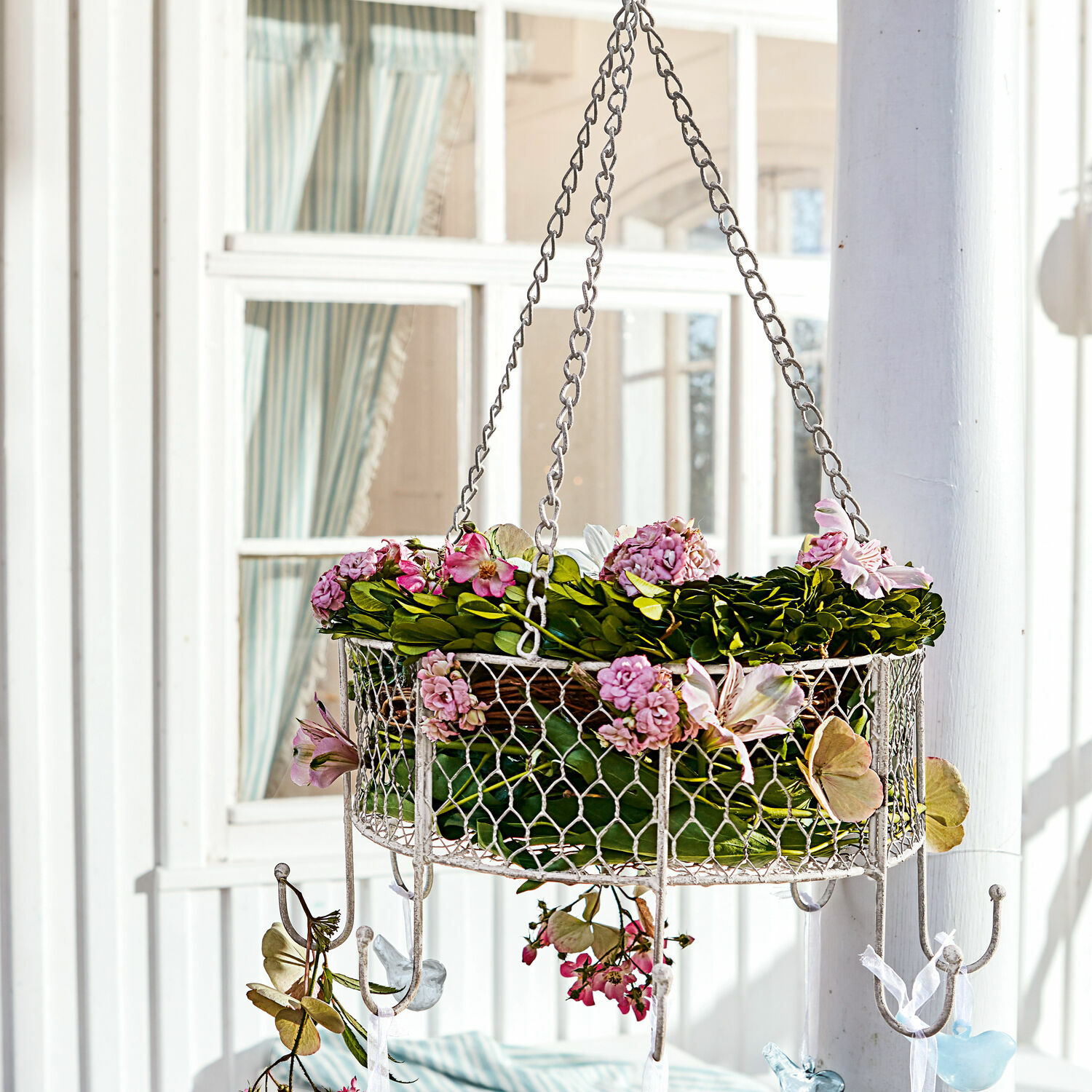 Panier Wingaerde Suspension en métal avec feuillage vert et fleurs roses pour décoration intérieure élégante