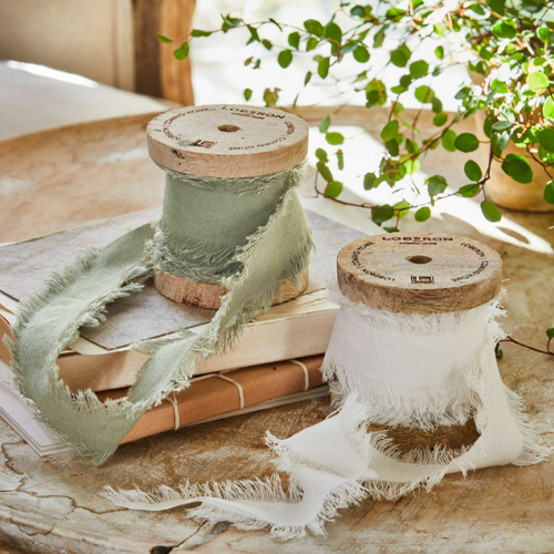Deux rubans en coton effilochés sur bobines en bois, vert et blanc, décor naturel et rustique