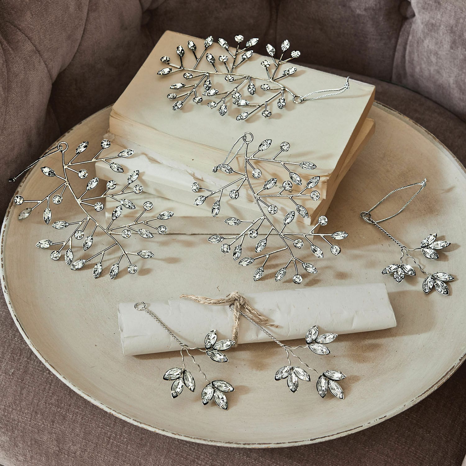 Lot de 6 décorations de Noël Eileen Branches décoratives argentées avec feuilles en cristal sur assiette beige, décoration de table