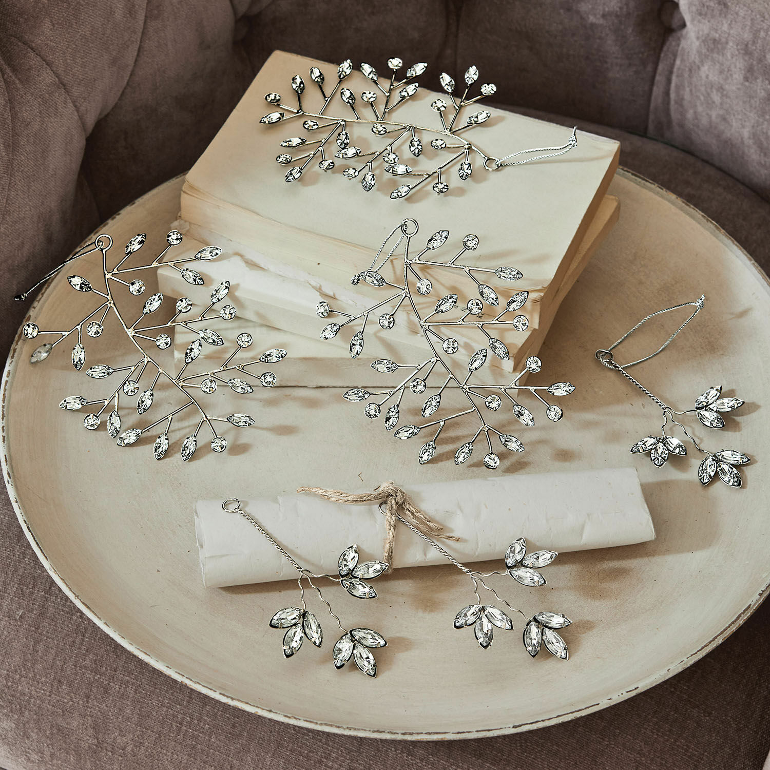 Lot de 6 décorations de Noël Eileen Branches décoratives argentées avec feuilles en cristal sur assiette beige, décoration de table