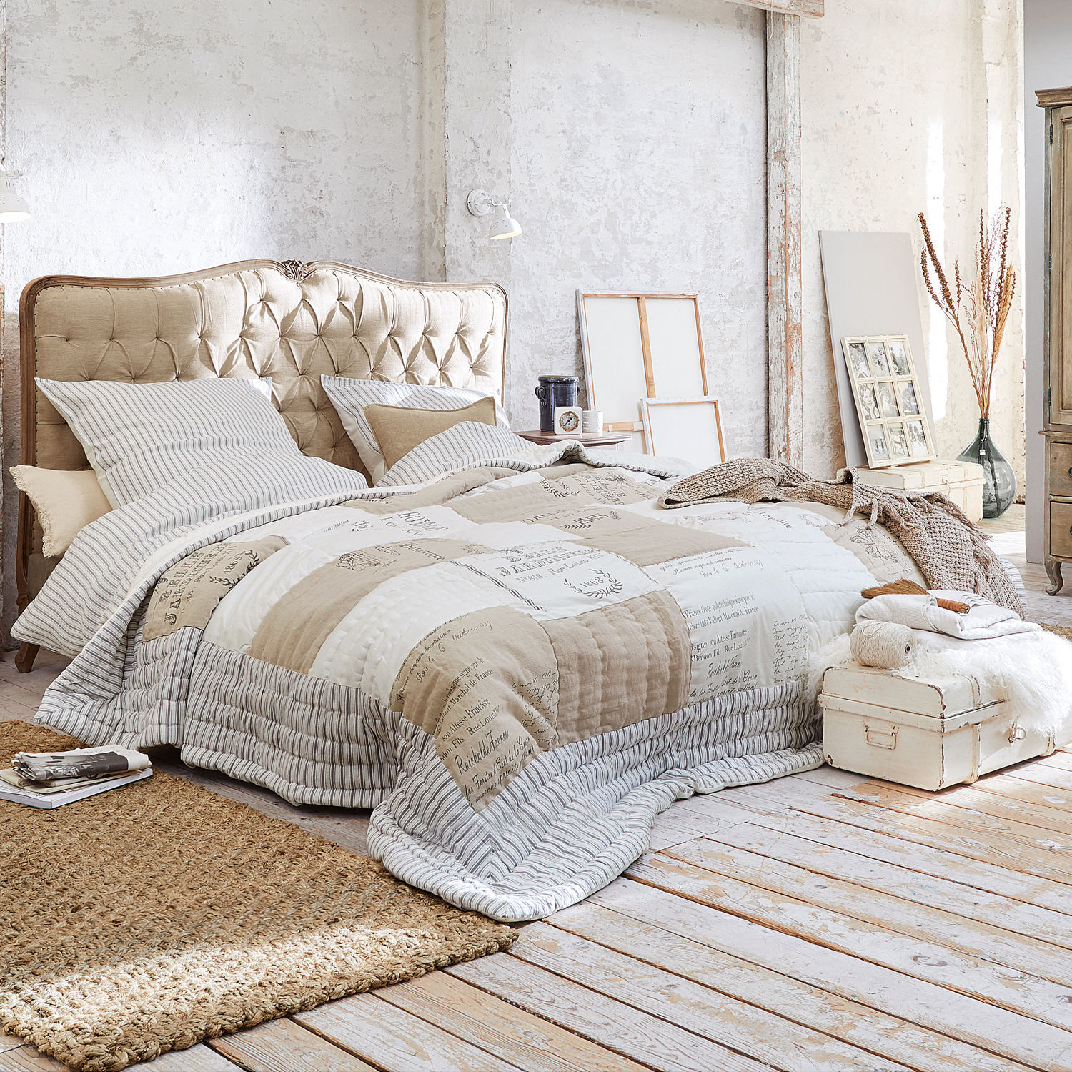 Courtepointe Framingham Chambre chaleureuse avec tête de lit beige matelassée et couvre-lit patchwork aux tons naturels