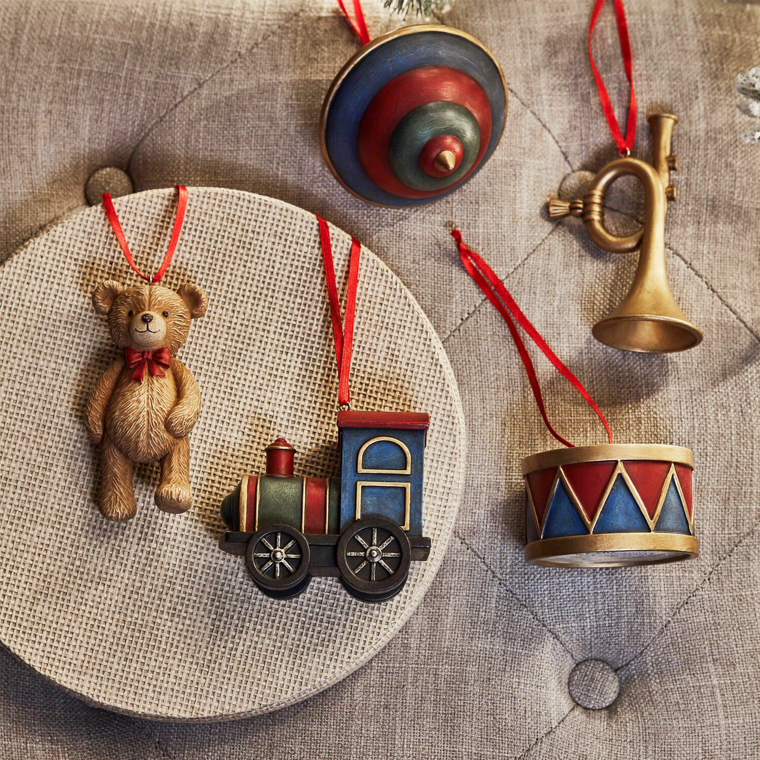 Ensemble de décorations de Noël avec ours, locomotive, tambour et trompette en rouge et bleu