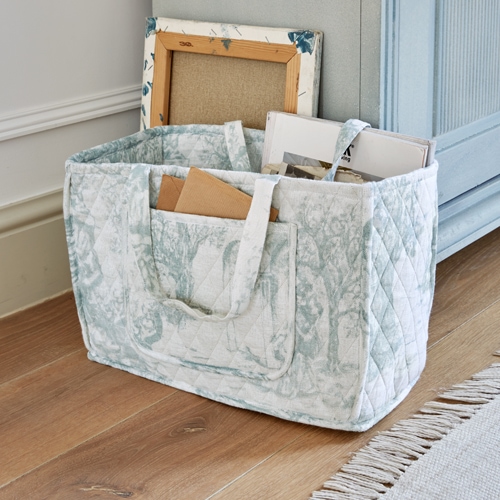 Sac de rangement matelassé en tissu bleu clair avec poignées et poche avant pratique