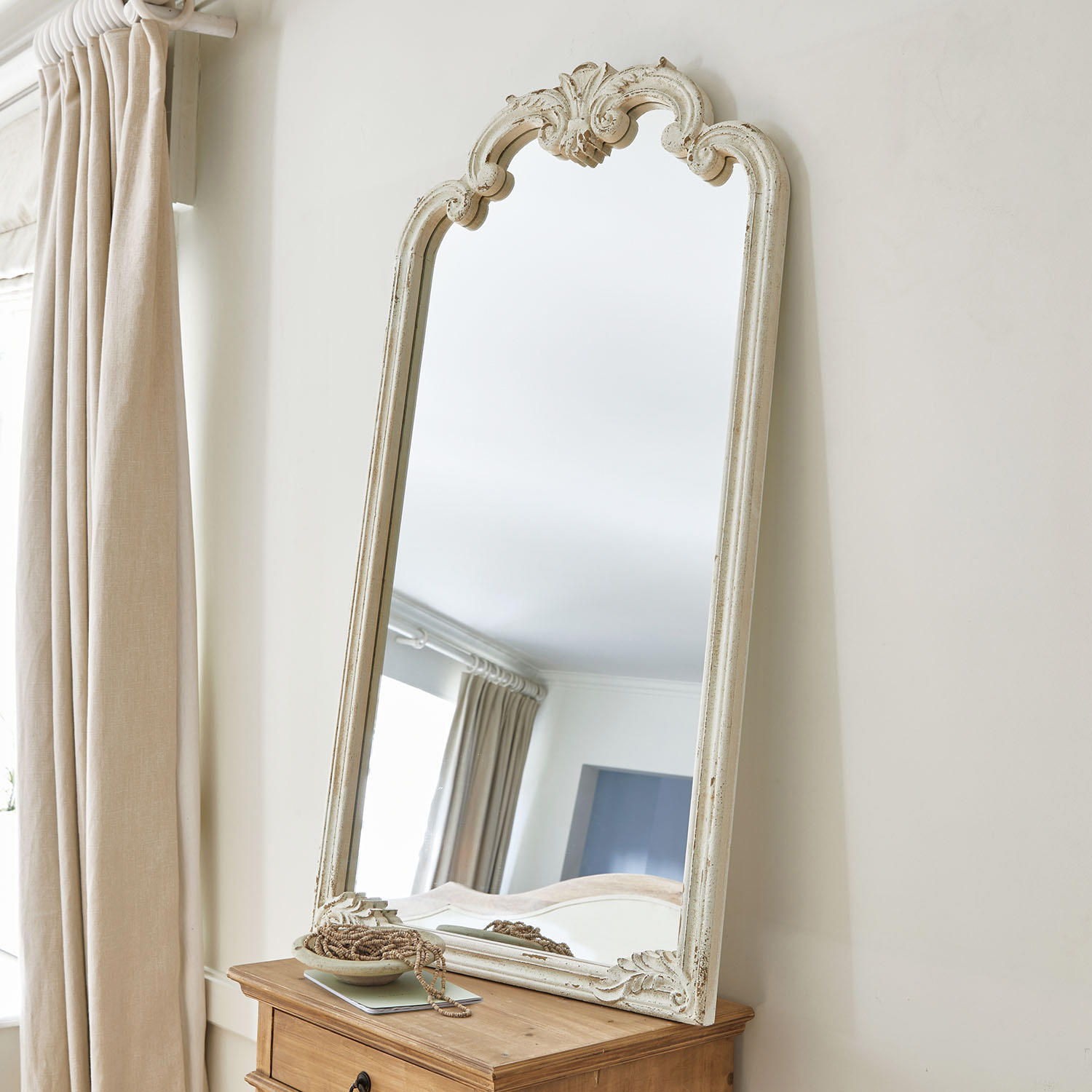 Miroir sur pied avec cadre en bois blanc vieilli orné, décoration élégante pour intérieur